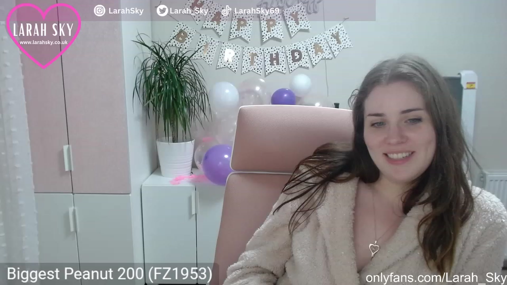 Gallery image thumbnail from Larah_Sky's myfreecams stream on, 06/22/2023, 23:34 image 2 of 20