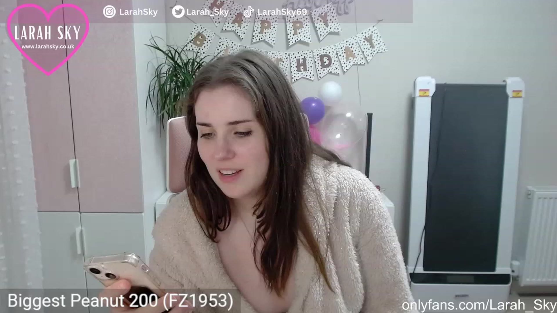 Gallery image thumbnail from Larah_Sky's myfreecams stream on, 06/22/2023, 23:34 image 5 of 20