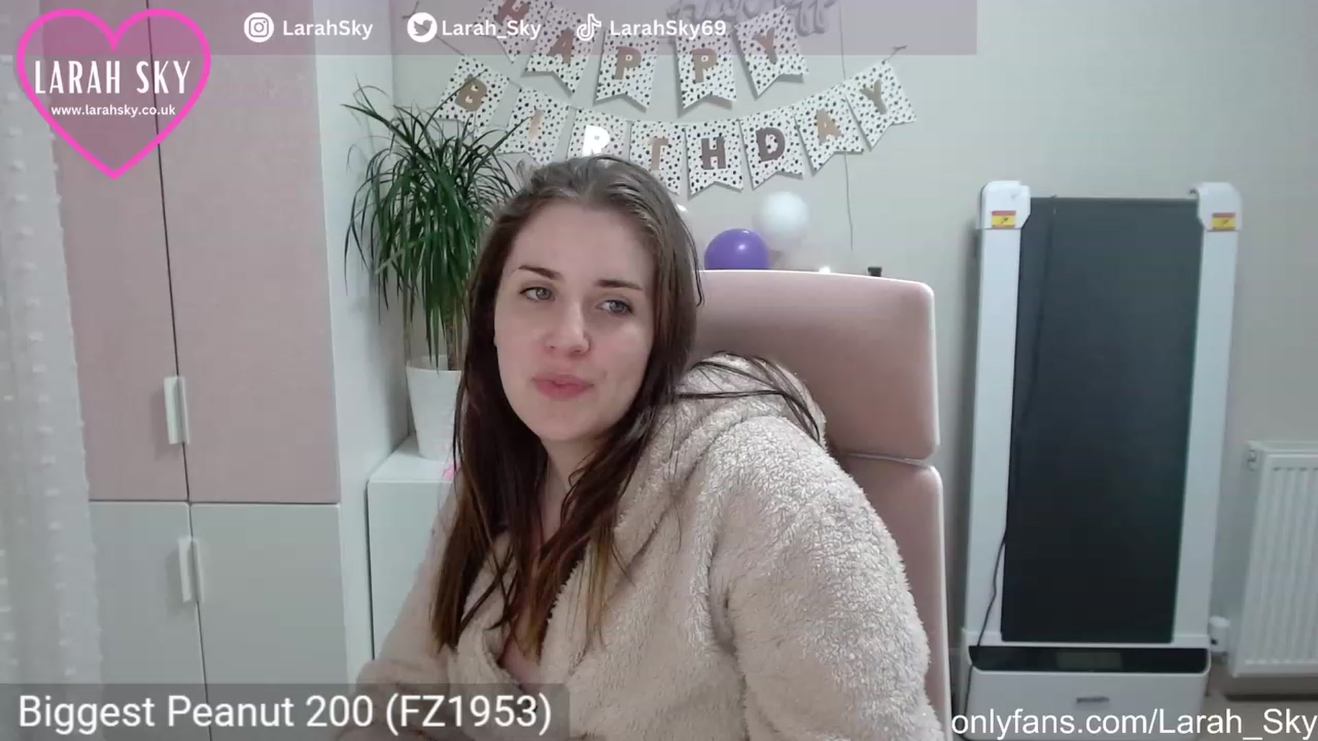 Gallery image thumbnail from Larah_Sky's myfreecams stream on, 06/22/2023, 23:34 image 15 of 20