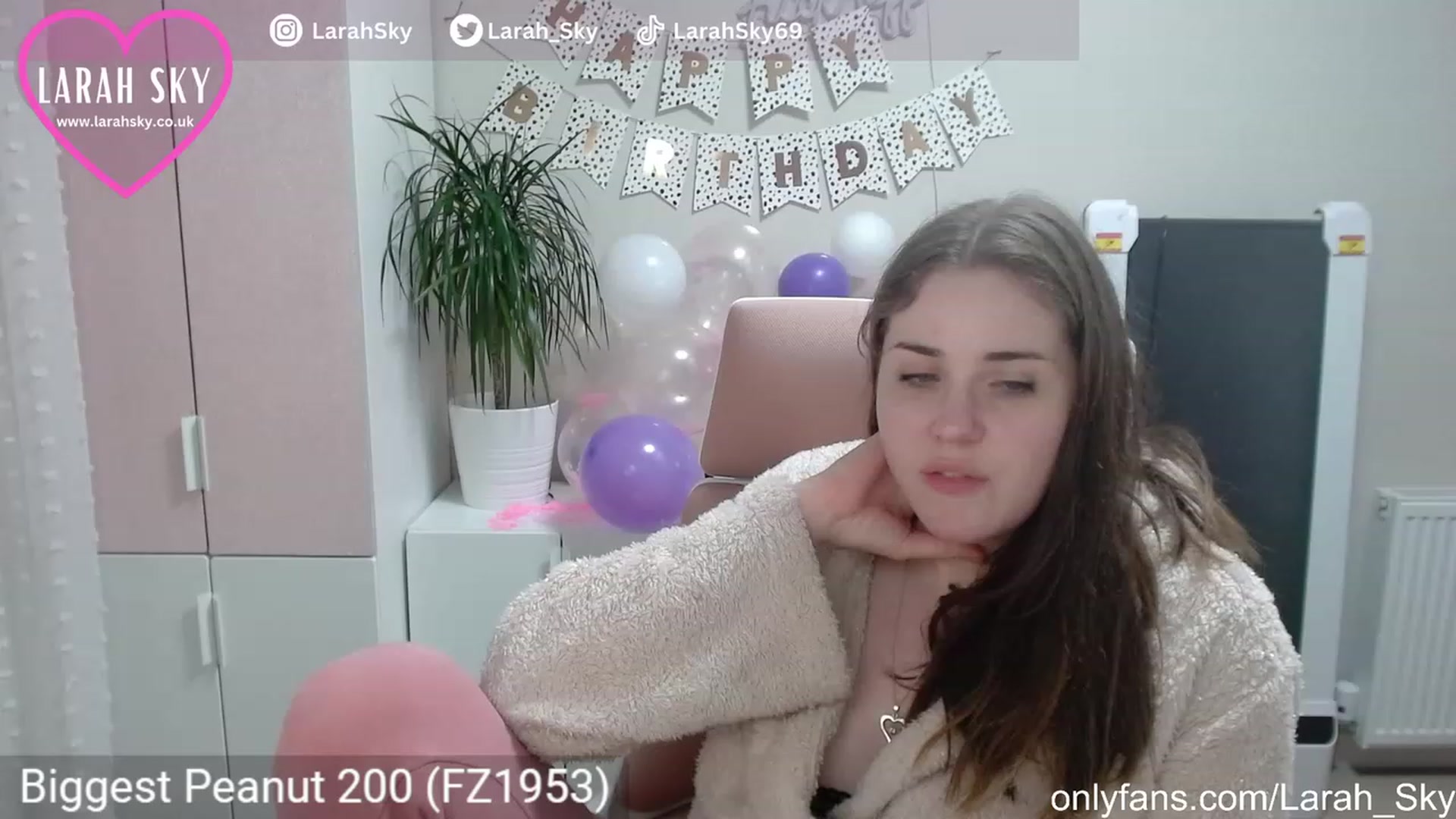 Gallery image thumbnail from Larah_Sky's myfreecams stream on, 06/22/2023, 23:34 image 11 of 20
