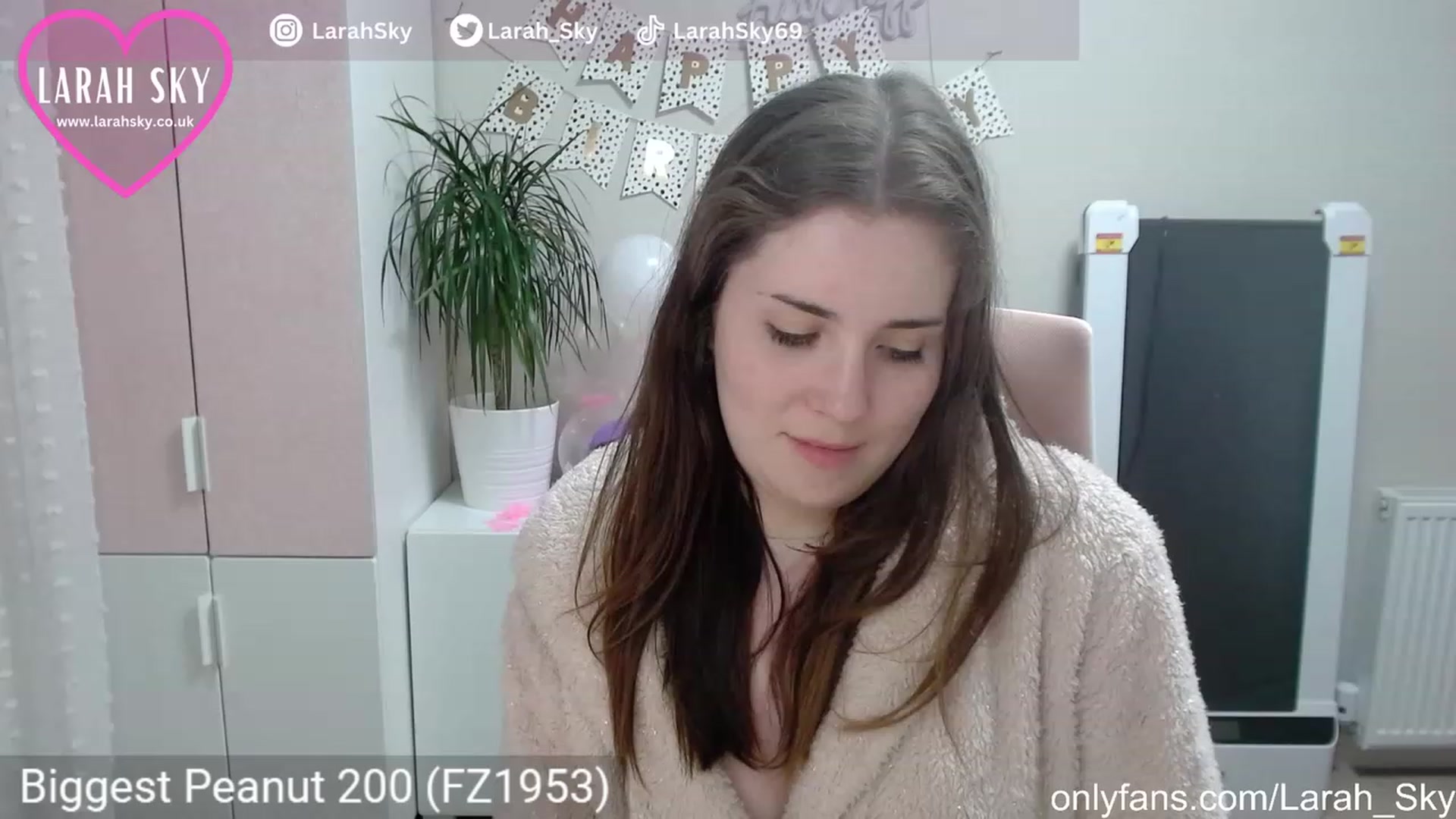 Gallery image thumbnail from Larah_Sky's myfreecams stream on, 06/22/2023, 23:34 image 1 of 20