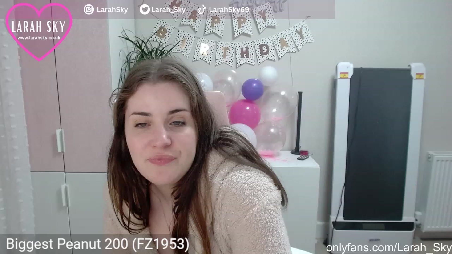 Gallery image thumbnail from Larah_Sky's myfreecams stream on, 06/22/2023, 23:34 image 6 of 20