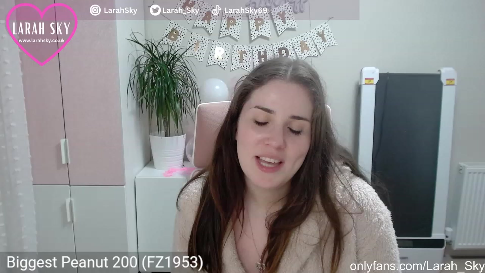 Gallery image thumbnail from Larah_Sky's myfreecams stream on, 06/22/2023, 23:34 image 3 of 20