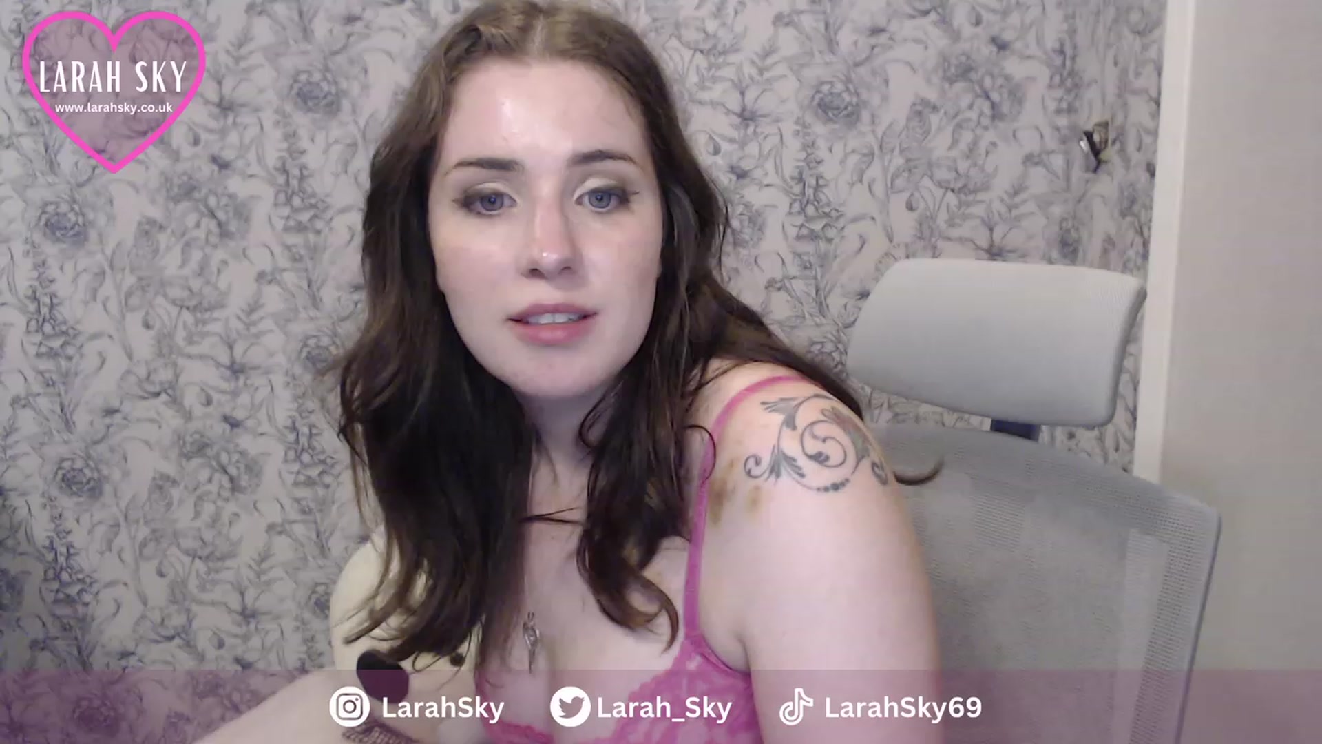Gallery image thumbnail from Larah_Sky's myfreecams stream on, 06/24/2023, 01:11 image 16 of 20