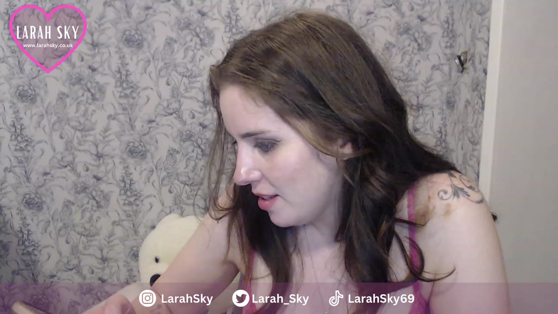 Gallery image thumbnail from Larah_Sky's myfreecams stream on, 06/24/2023, 01:11 image 2 of 20