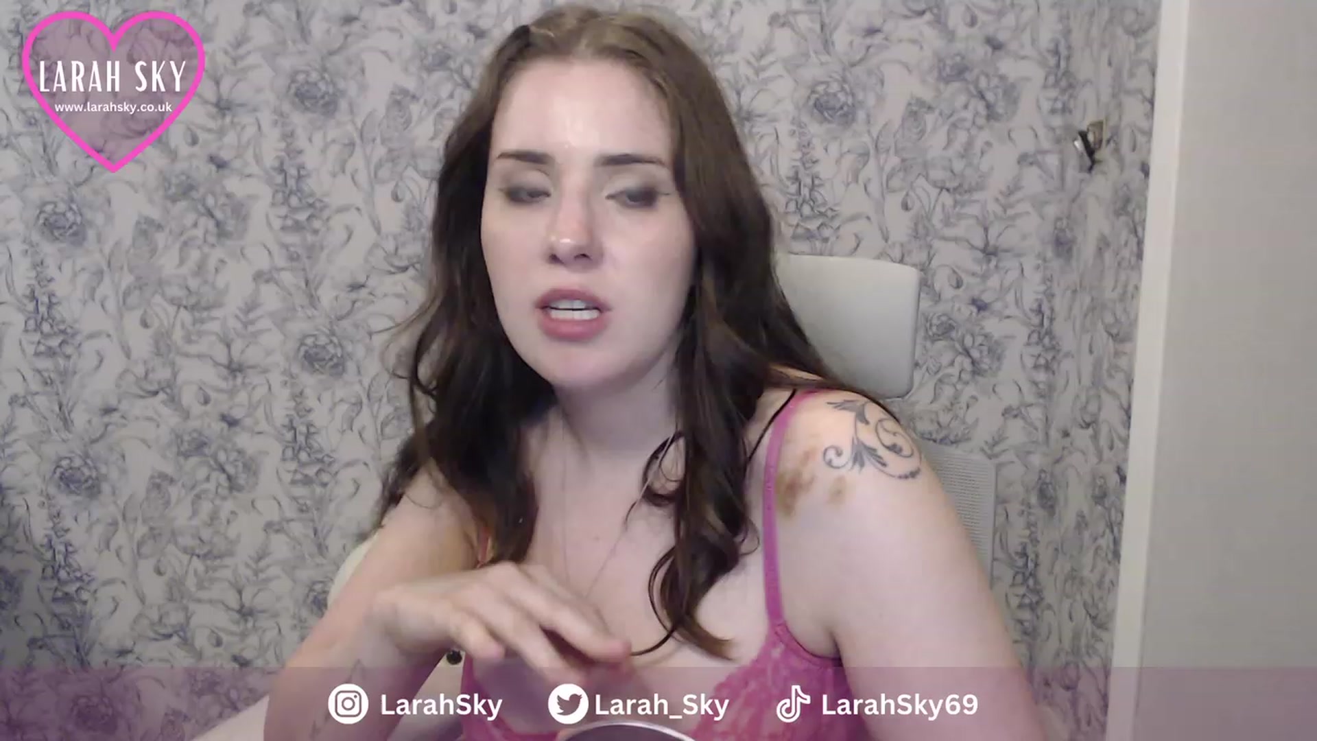 Gallery image thumbnail from Larah_Sky's myfreecams stream on, 06/24/2023, 01:11 image 9 of 20