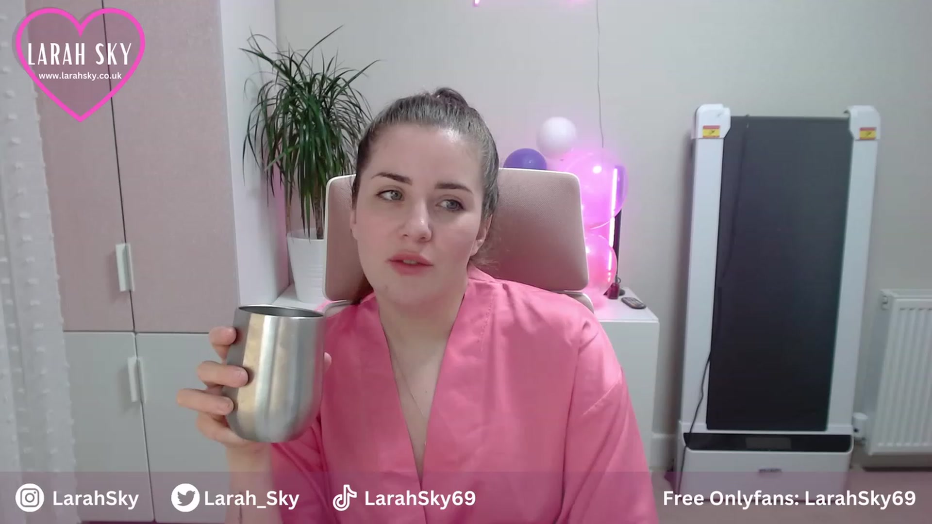 Gallery image thumbnail from Larah_Sky's myfreecams stream on, 06/25/2023, 21:20 image 18 of 20