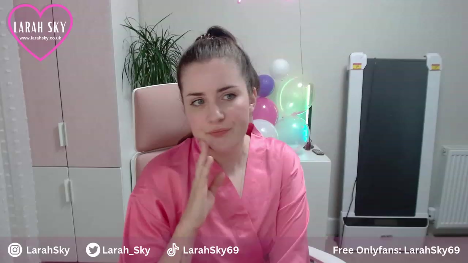Gallery image thumbnail from Larah_Sky's myfreecams stream on, 06/25/2023, 21:20 image 11 of 20