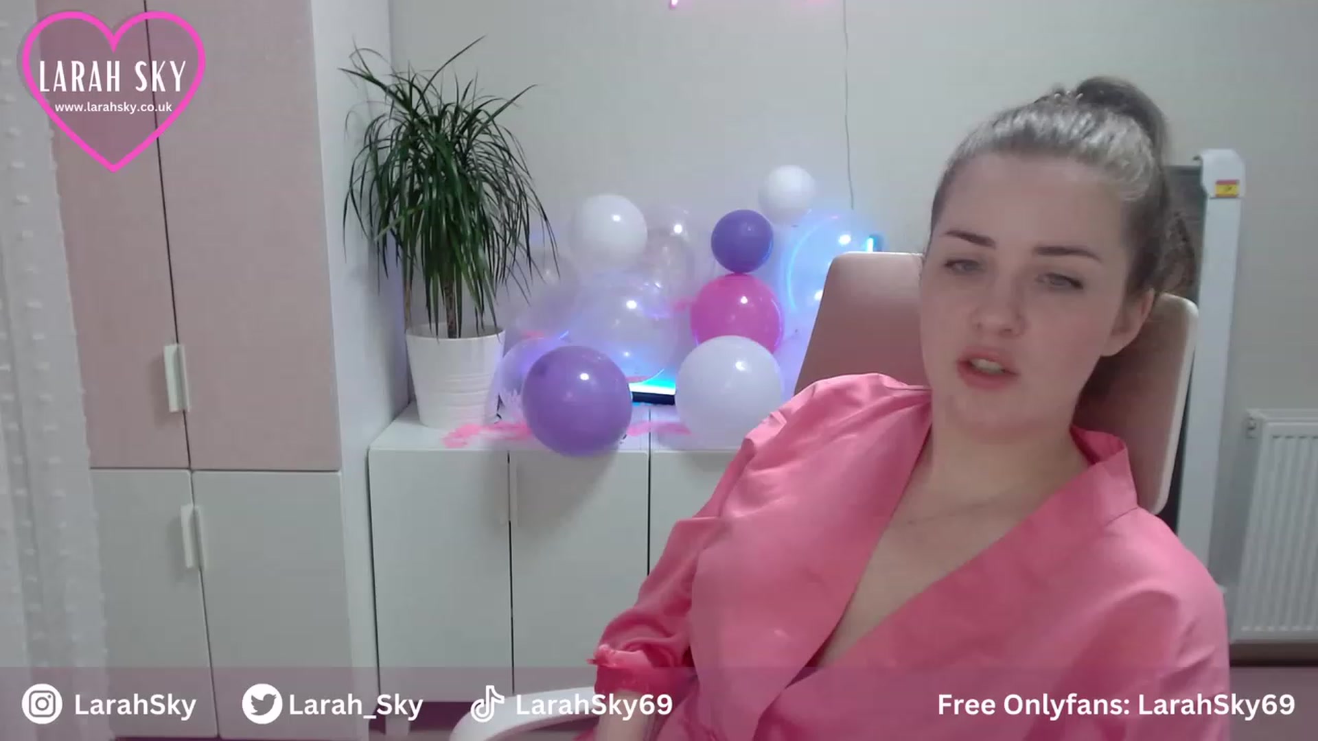 Gallery image thumbnail from Larah_Sky's myfreecams stream on, 06/25/2023, 21:20 image 20 of 20