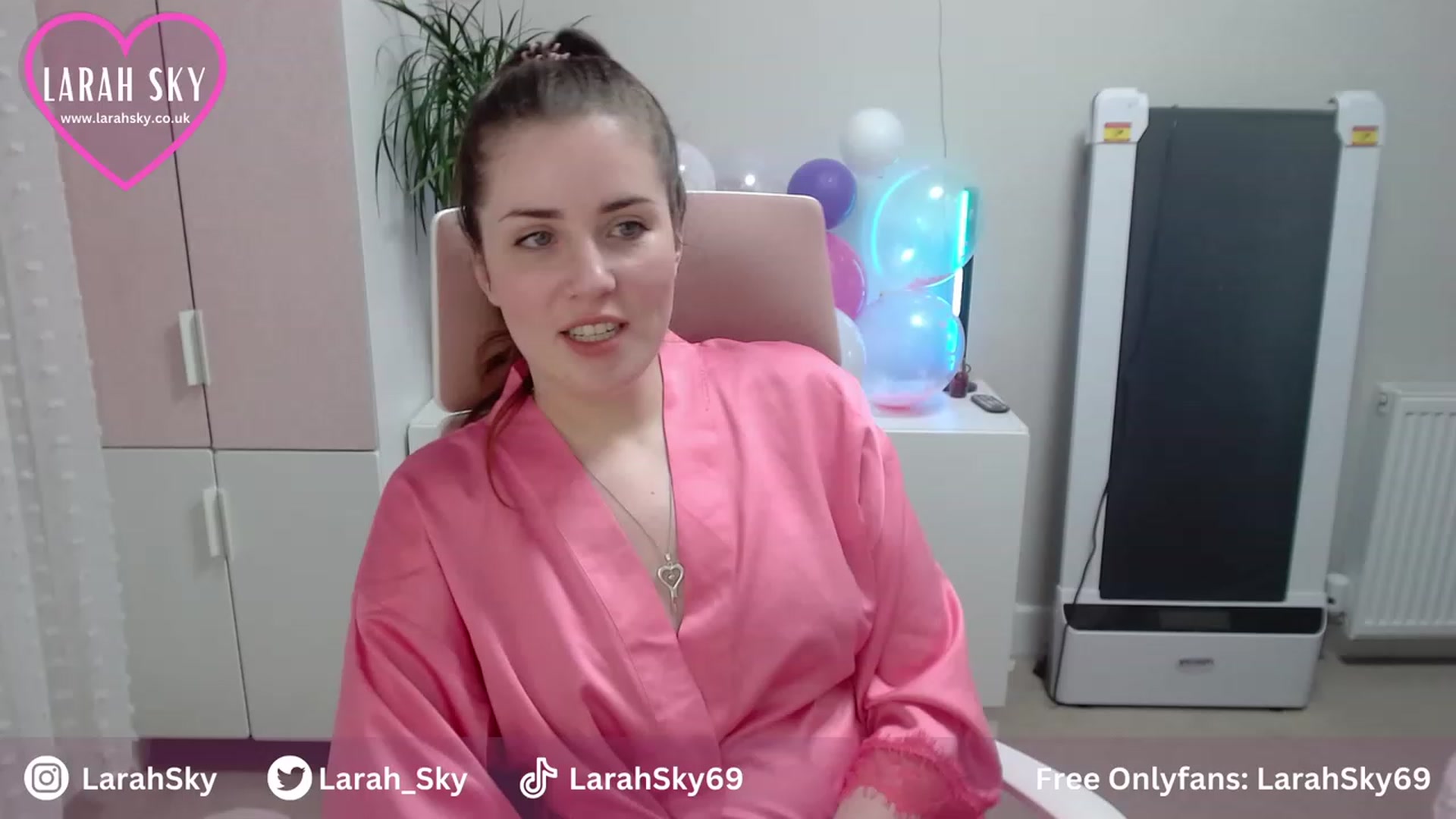 Gallery image thumbnail from Larah_Sky's myfreecams stream on, 06/25/2023, 21:20 image 6 of 20