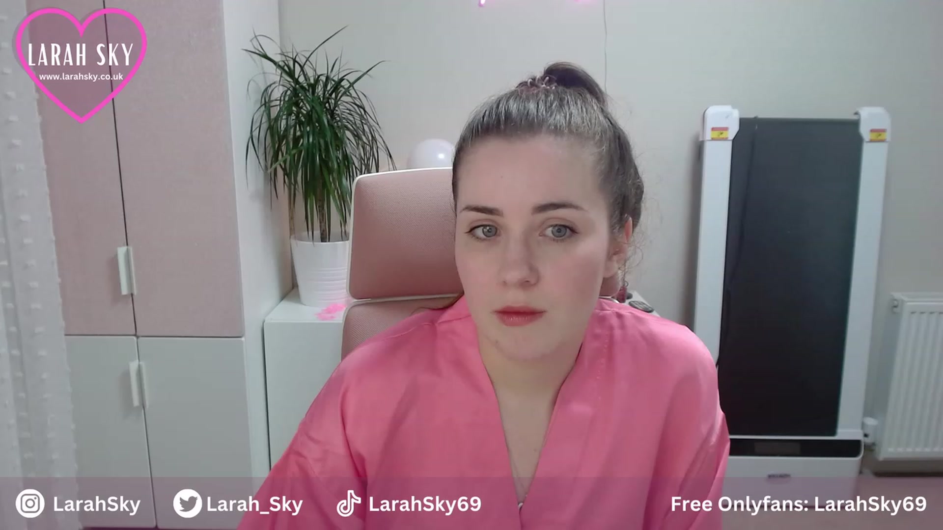 Gallery image thumbnail from Larah_Sky's myfreecams stream on, 06/25/2023, 21:20 image 16 of 20