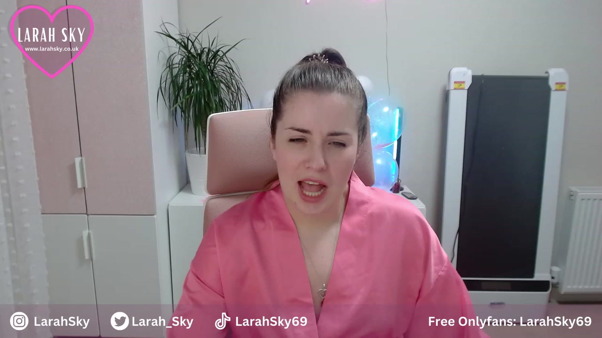 Gallery image thumbnail from Larah_Sky's myfreecams stream on, 06/25/2023, 21:20 image 17 of 20