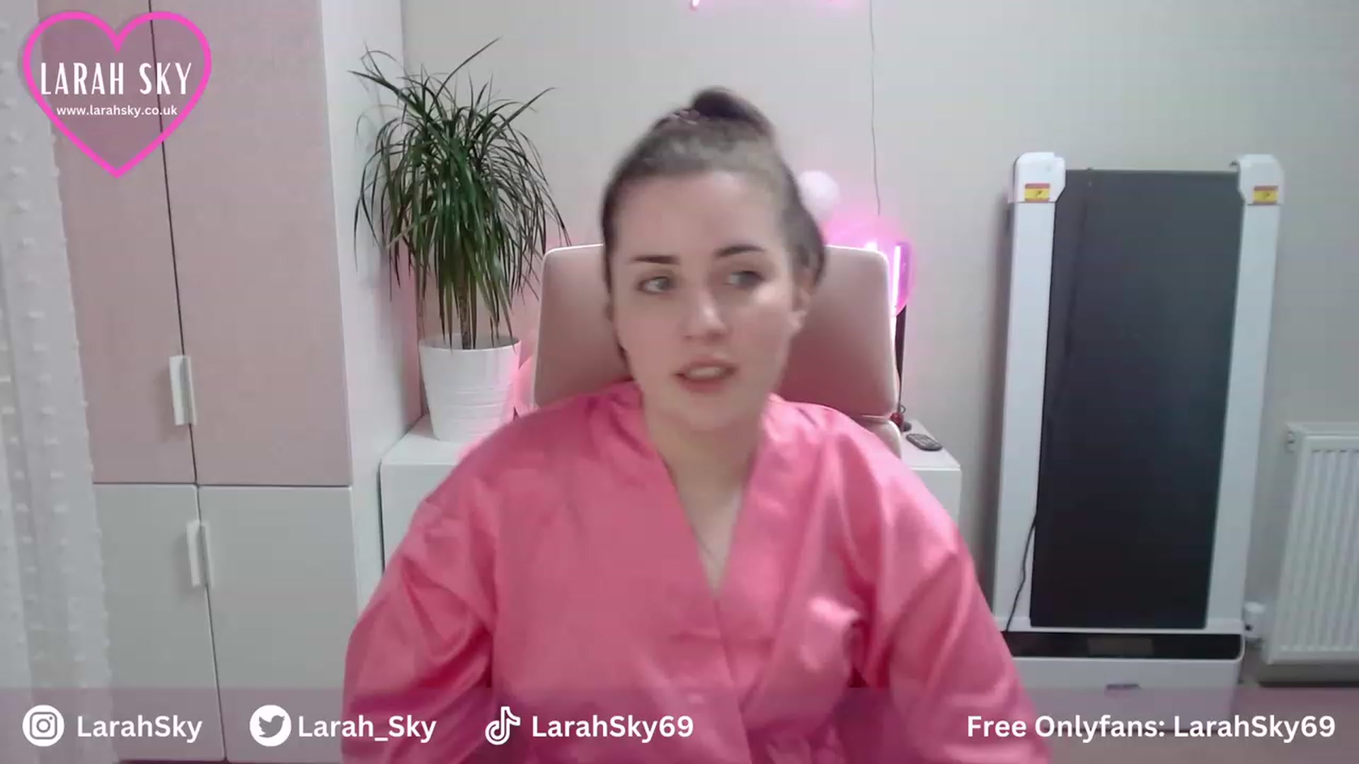 Gallery image thumbnail from Larah_Sky's myfreecams stream on, 06/25/2023, 21:20 image 10 of 20