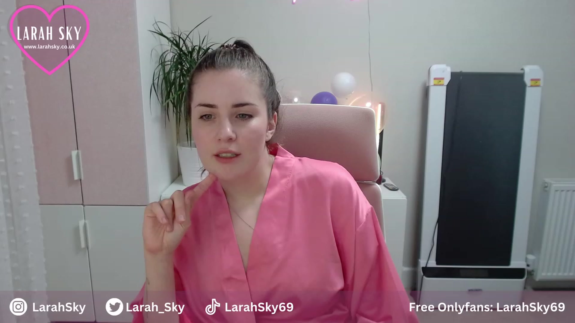 Gallery image thumbnail from Larah_Sky's myfreecams stream on, 06/25/2023, 21:20 image 8 of 20