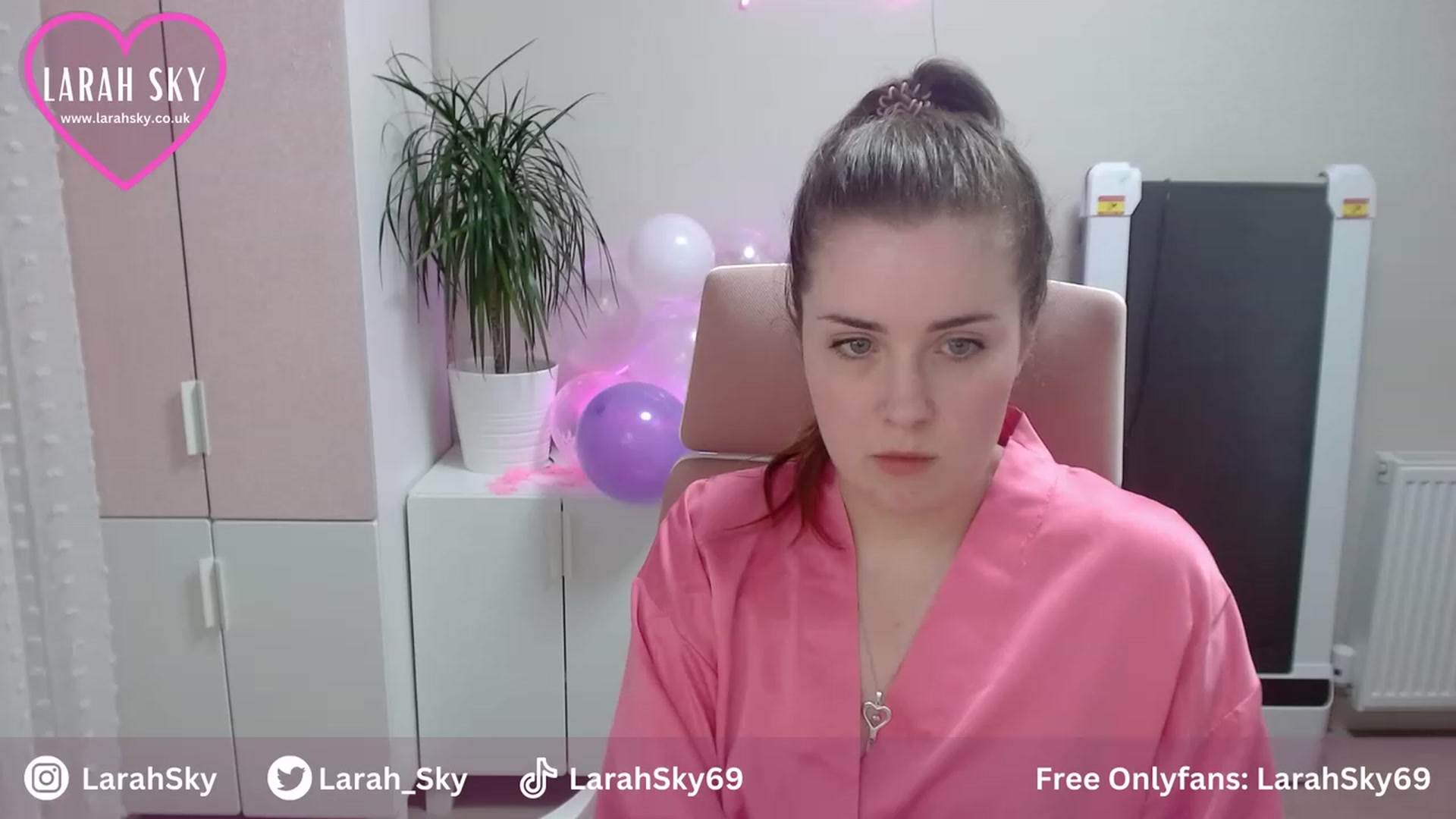 Gallery image thumbnail from Larah_Sky's myfreecams stream on, 06/25/2023, 21:20 image 15 of 20