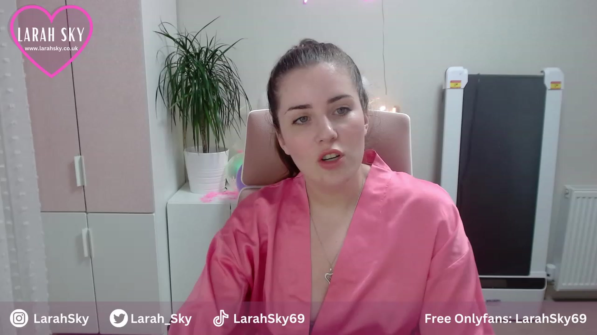 Gallery image thumbnail from Larah_Sky's myfreecams stream on, 06/25/2023, 21:20 image 19 of 20