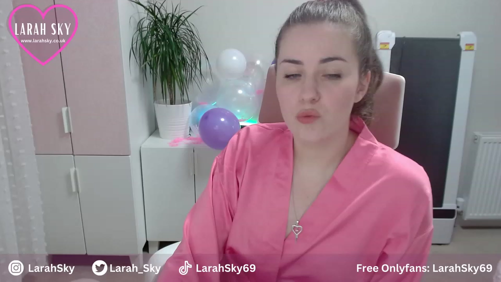 Gallery image thumbnail from Larah_Sky's myfreecams stream on, 06/25/2023, 21:20 image 3 of 20