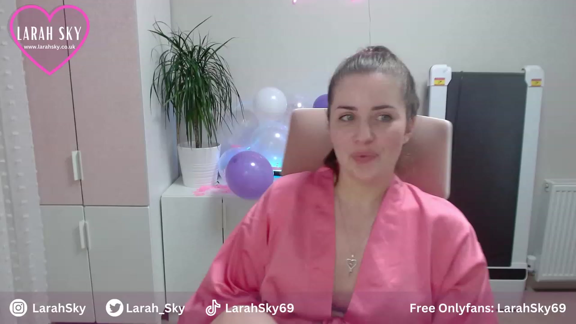 Gallery image thumbnail from Larah_Sky's myfreecams stream on, 06/25/2023, 22:35 image 14 of 20