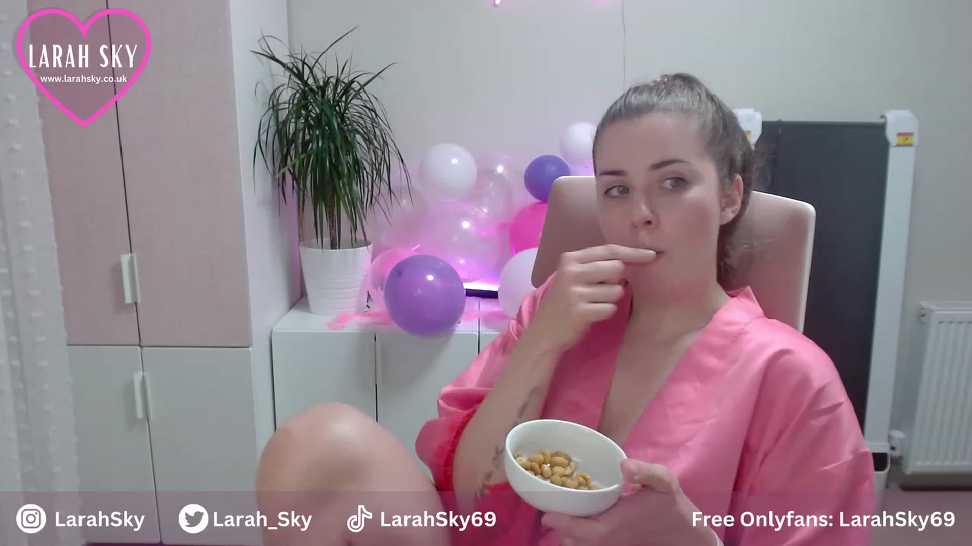 Gallery image thumbnail from Larah_Sky's myfreecams stream on, 06/25/2023, 22:35 image 9 of 20