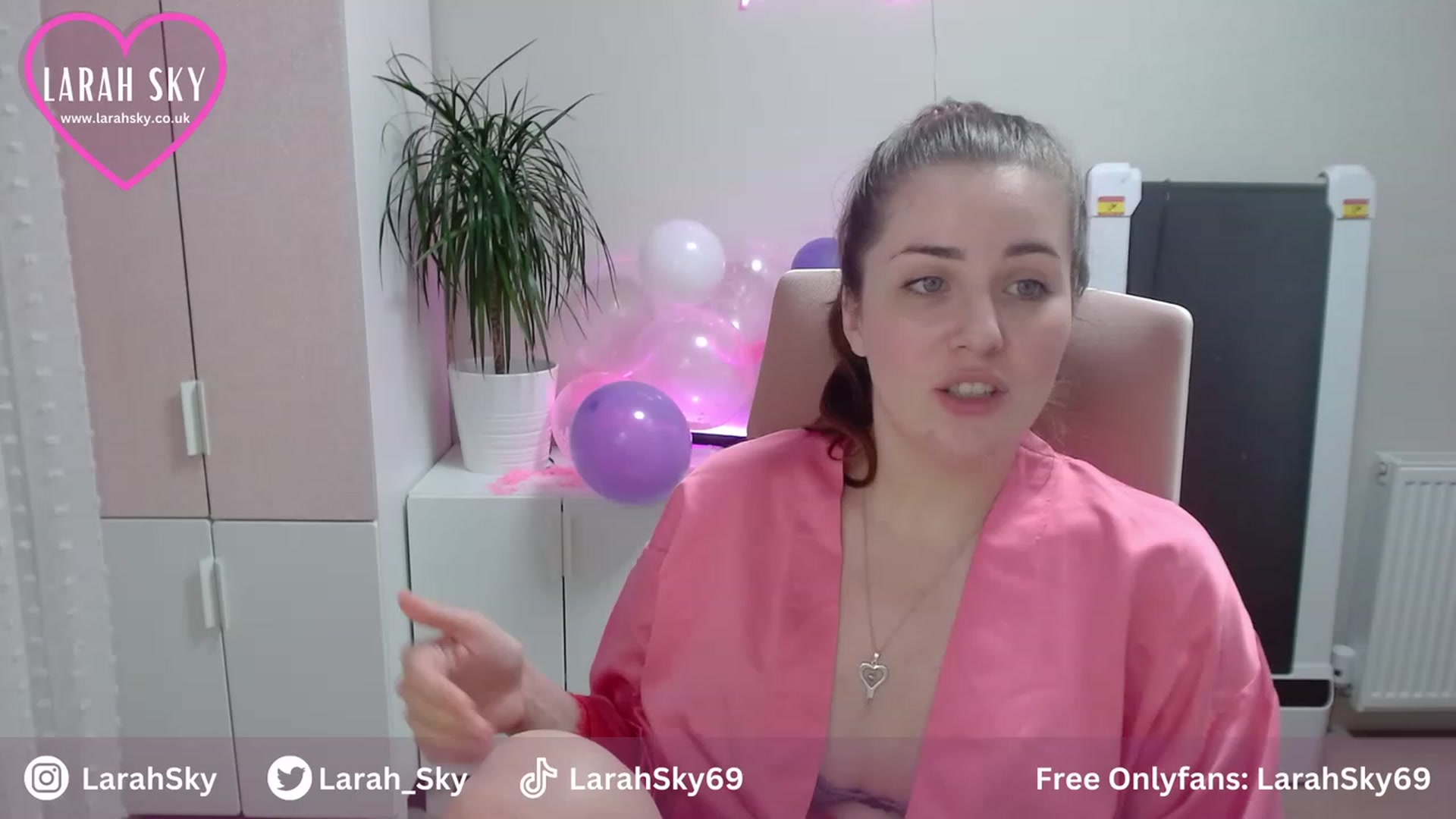 Gallery image thumbnail from Larah_Sky's myfreecams stream on, 06/25/2023, 22:35 image 12 of 20