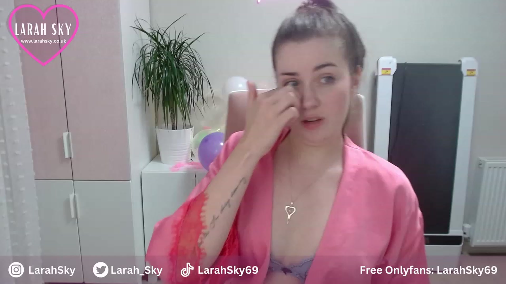 Gallery image thumbnail from Larah_Sky's myfreecams stream on, 06/25/2023, 22:35 image 16 of 20