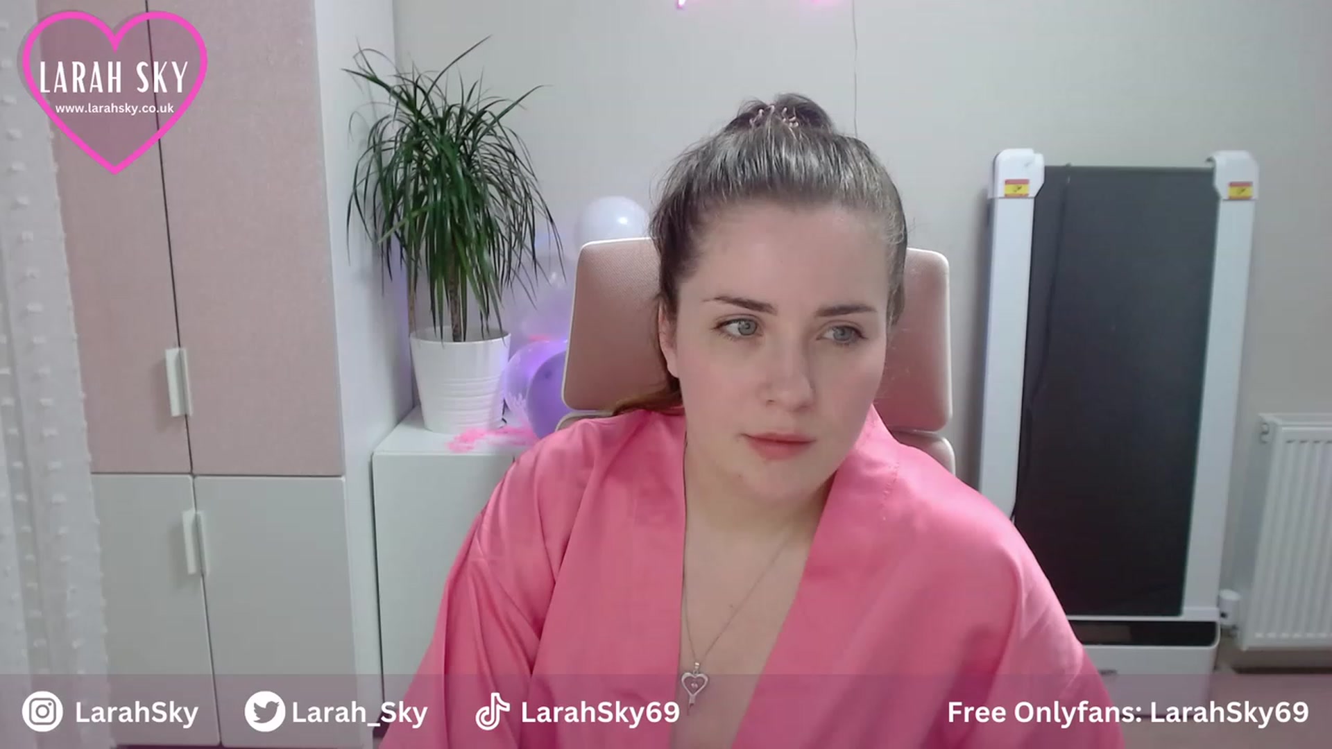 Gallery image thumbnail from Larah_Sky's myfreecams stream on, 06/25/2023, 22:35 image 3 of 20