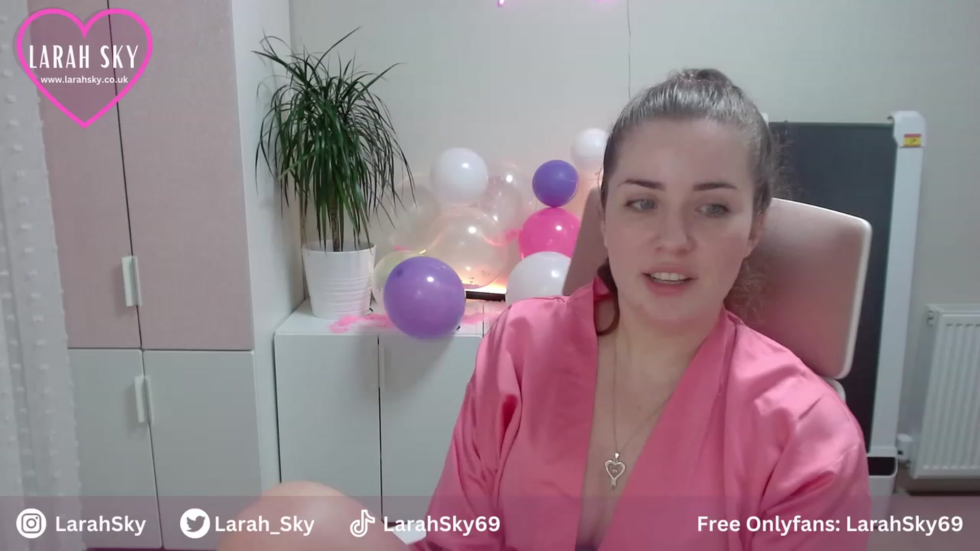 Gallery image thumbnail from Larah_Sky's myfreecams stream on, 06/25/2023, 22:35 image 13 of 20