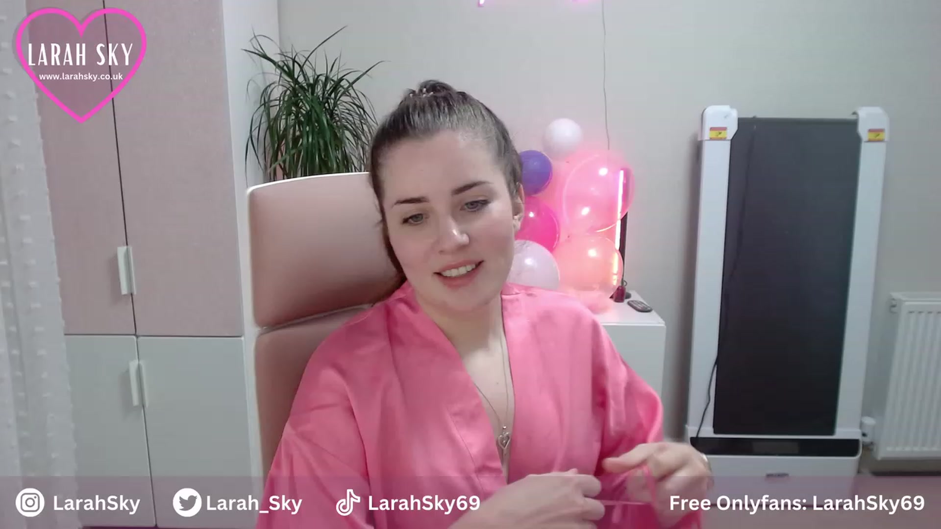 Gallery image thumbnail from Larah_Sky's myfreecams stream on, 06/25/2023, 22:35 image 4 of 20