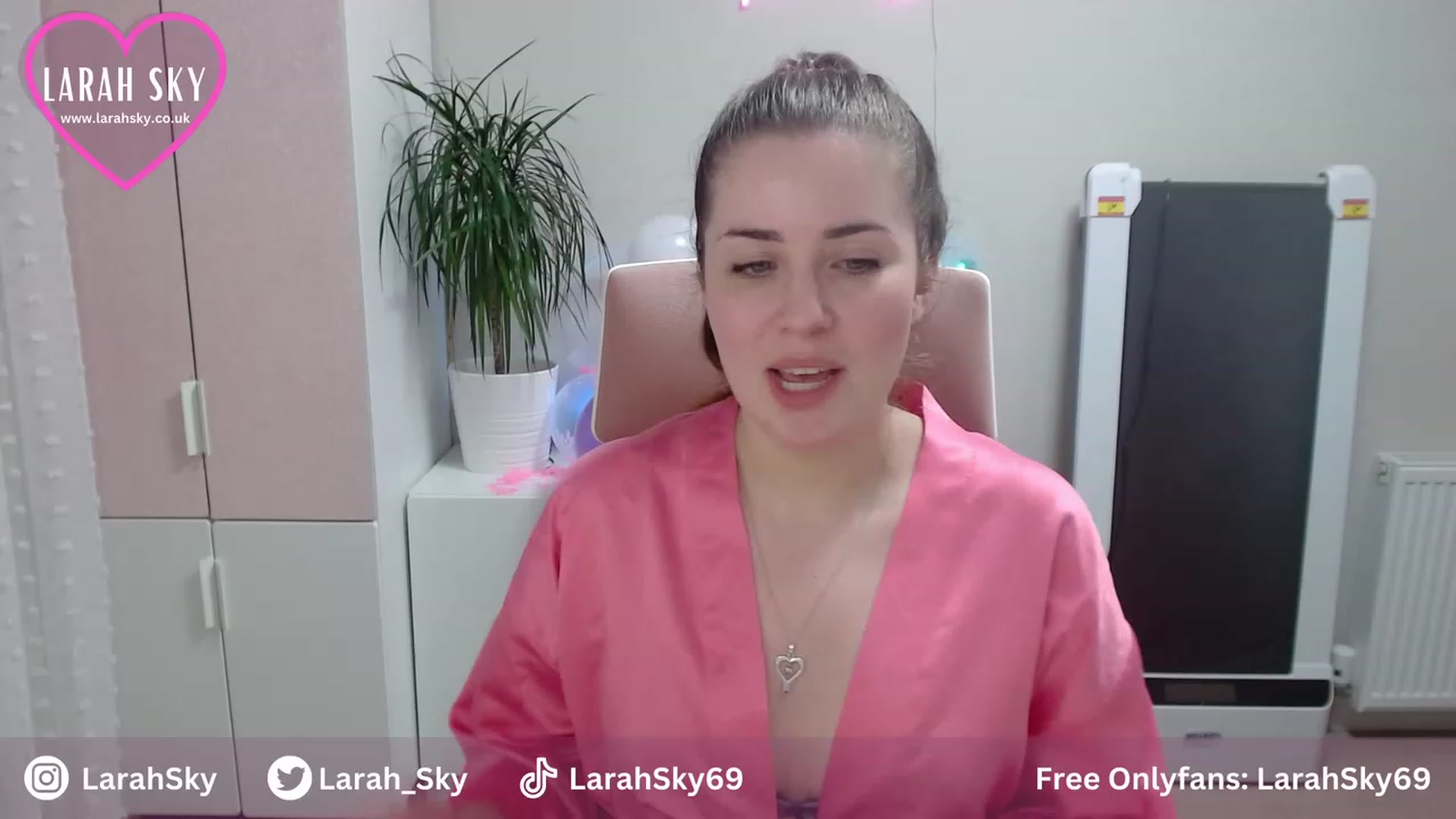 Gallery image thumbnail from Larah_Sky's myfreecams stream on, 06/25/2023, 22:35 image 11 of 20