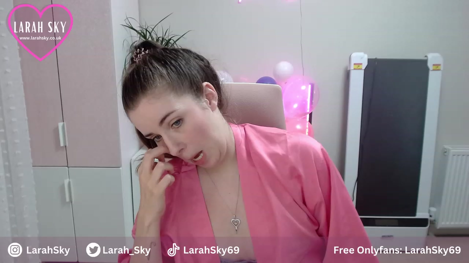 Gallery image thumbnail from Larah_Sky's myfreecams stream on, 06/25/2023, 22:35 image 18 of 20