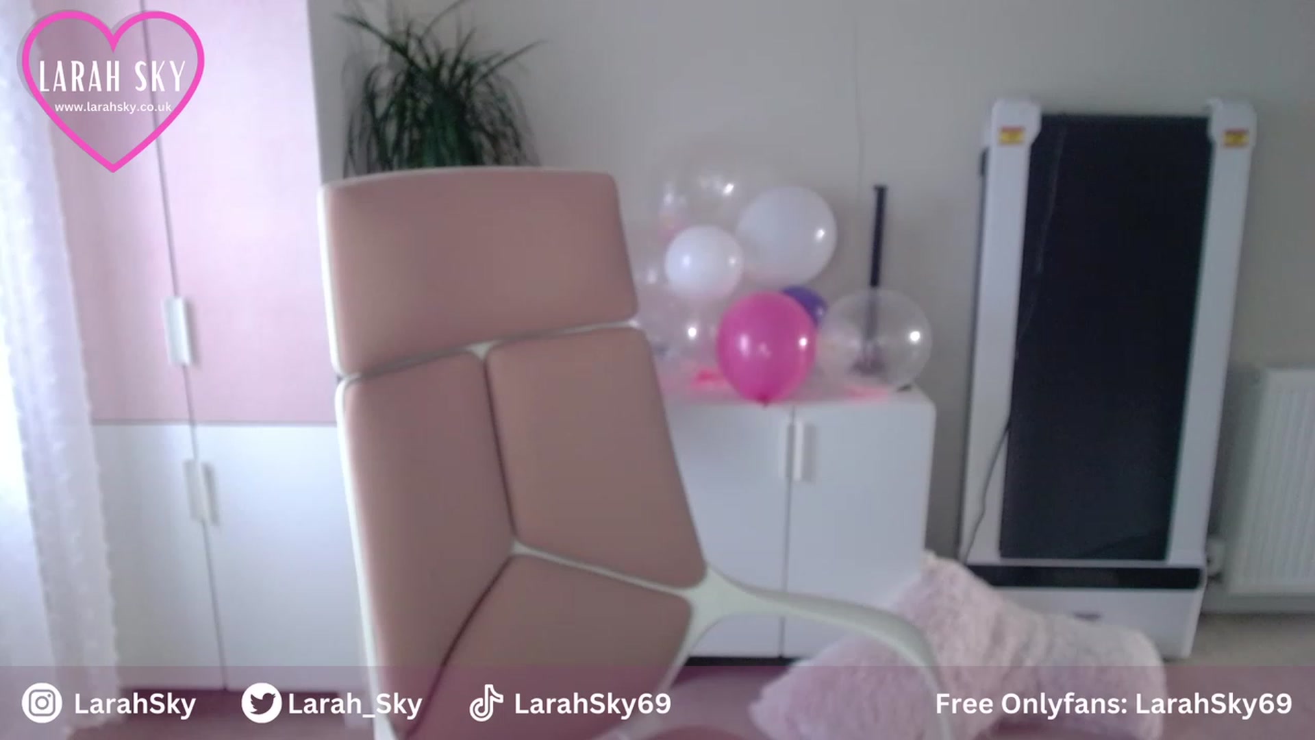 Gallery image thumbnail from Larah_Sky's myfreecams stream on, 06/29/2023, 20:31 image 5 of 20