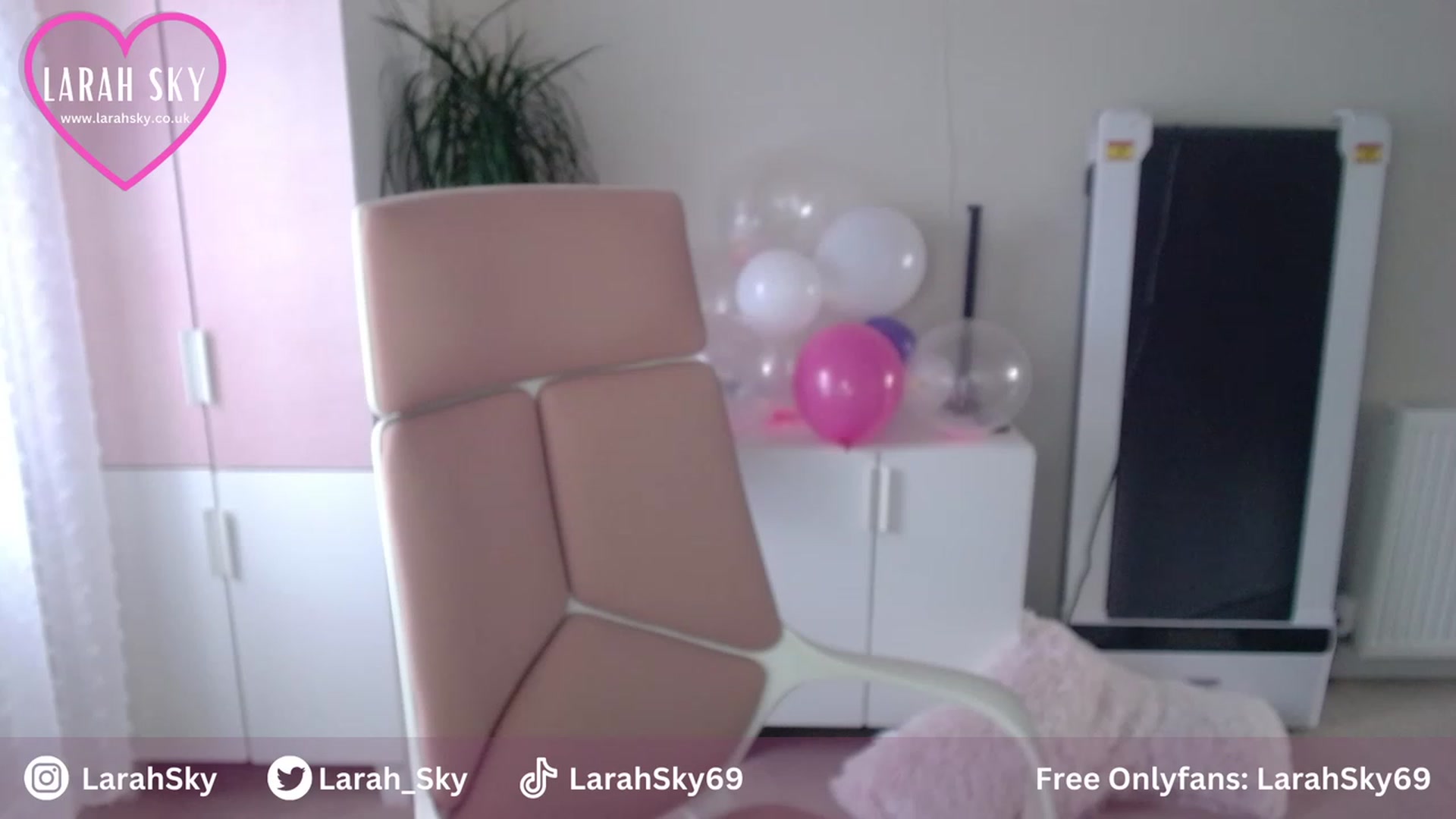 Gallery image thumbnail from Larah_Sky's myfreecams stream on, 06/29/2023, 20:31 image 4 of 20