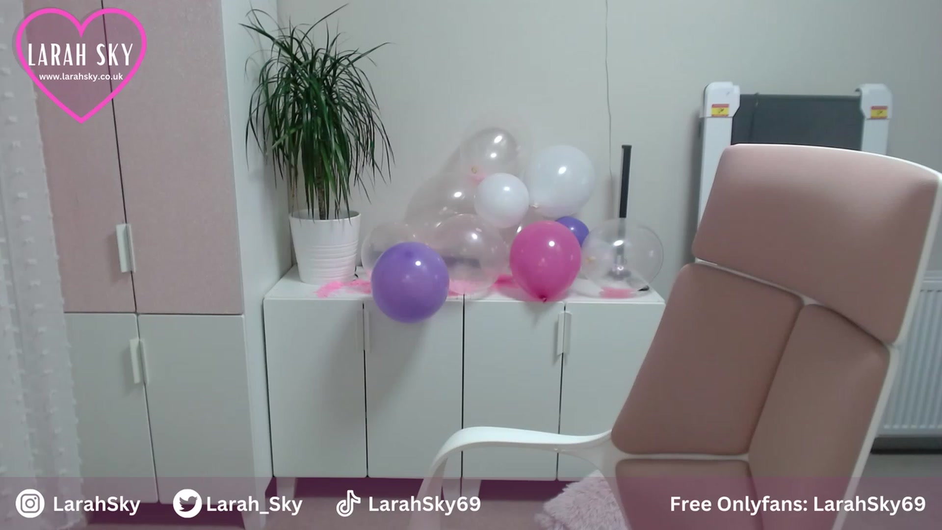 Gallery image thumbnail from Larah_Sky's myfreecams stream on, 06/29/2023, 20:31 image 17 of 20