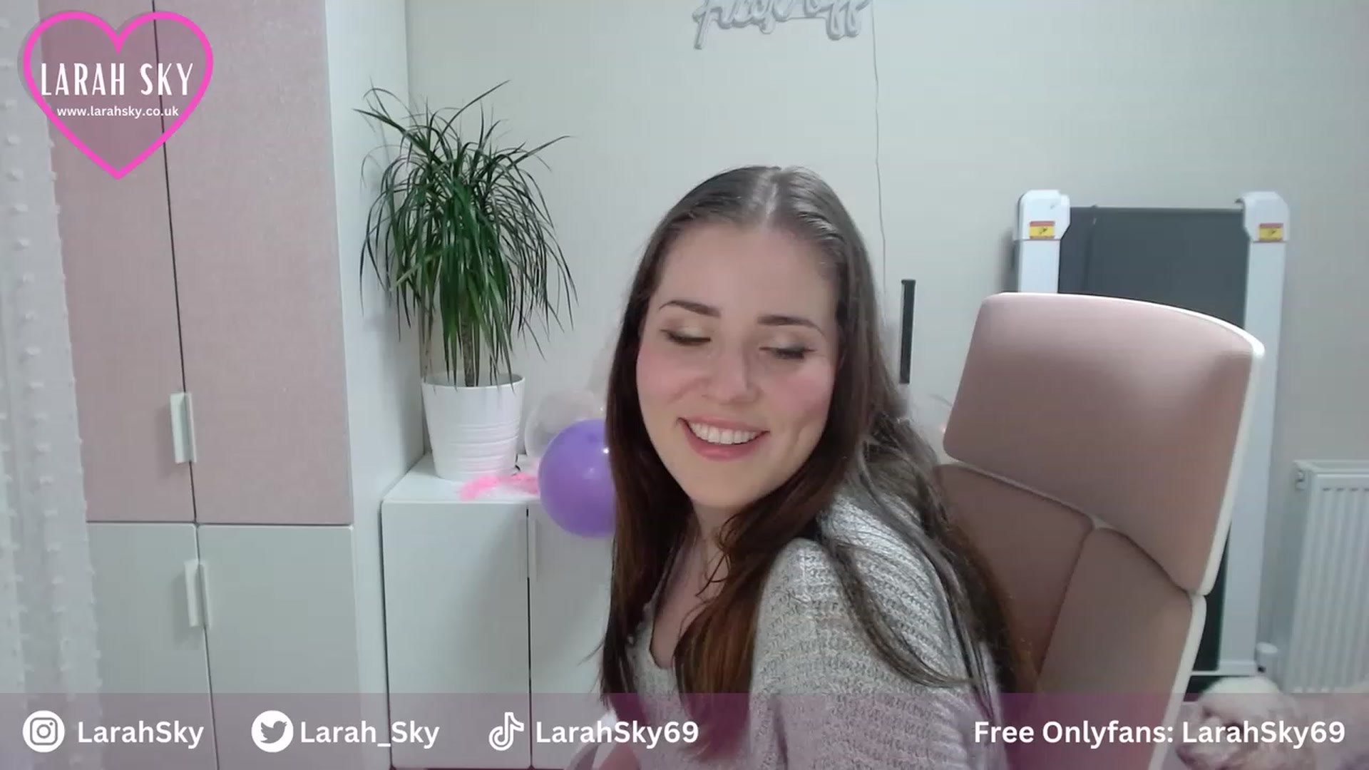 Gallery image thumbnail from Larah_Sky's myfreecams stream on, 06/30/2023, 20:33 image 14 of 20