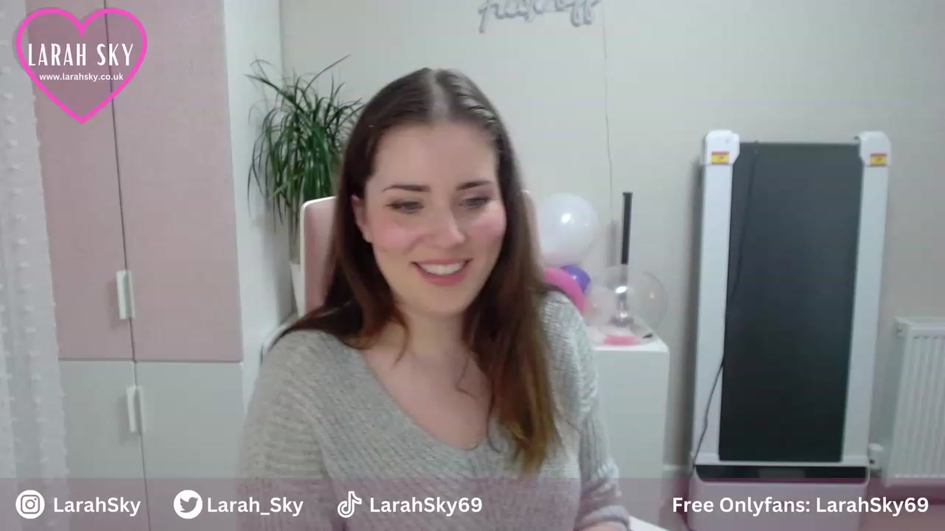 Gallery image thumbnail from Larah_Sky's myfreecams stream on, 06/30/2023, 20:33 image 11 of 20