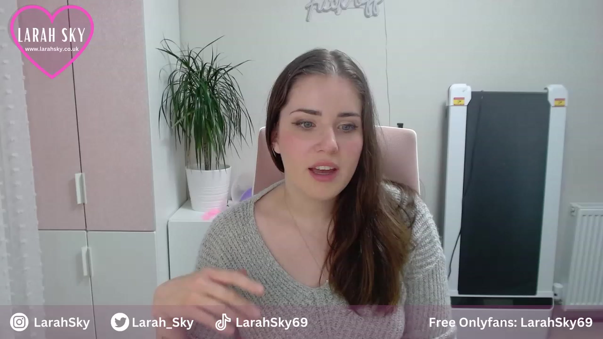 Gallery image thumbnail from Larah_Sky's myfreecams stream on, 06/30/2023, 20:33 image 3 of 20