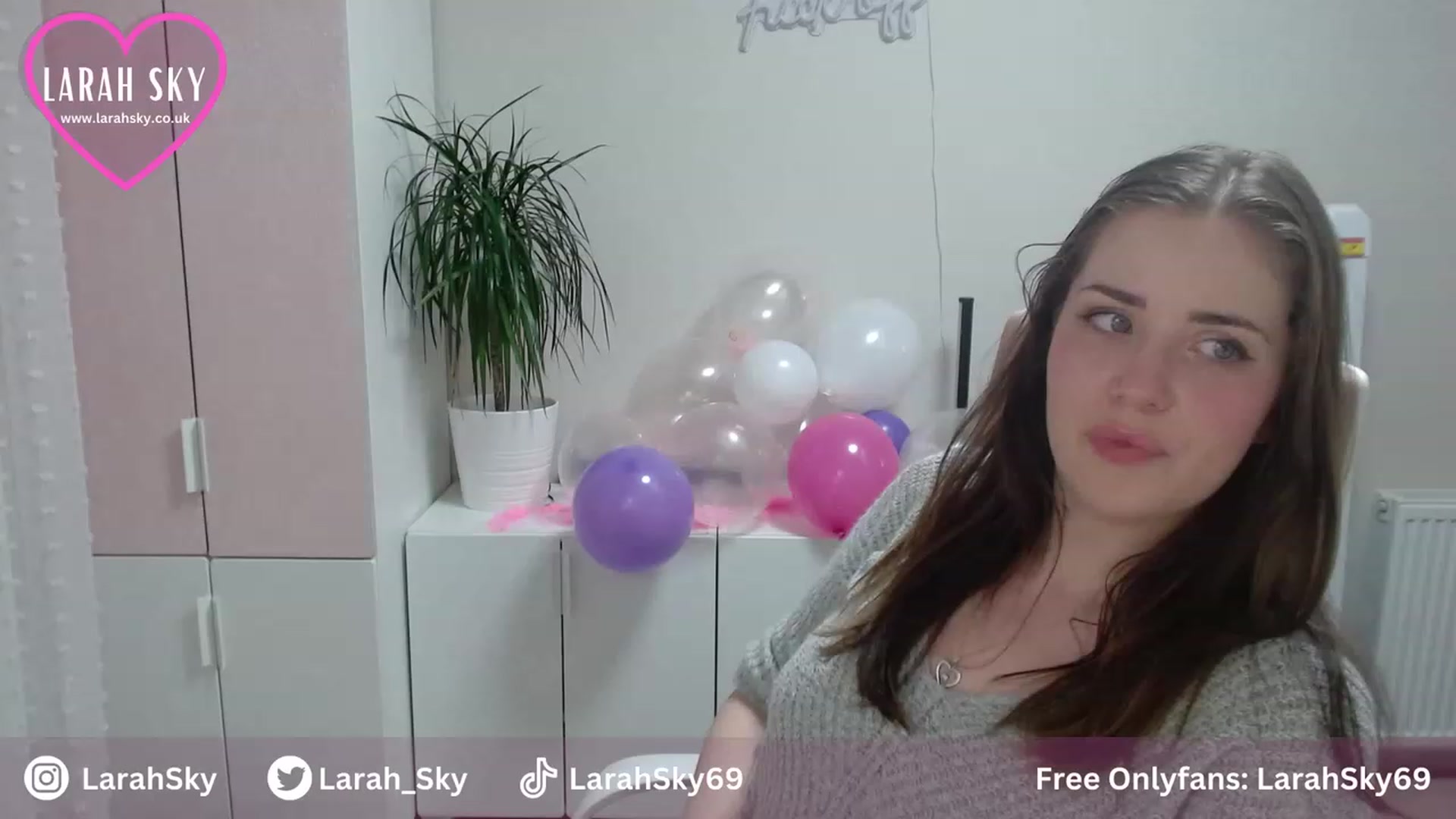 Gallery image thumbnail from Larah_Sky's myfreecams stream on, 06/30/2023, 20:33 image 16 of 20