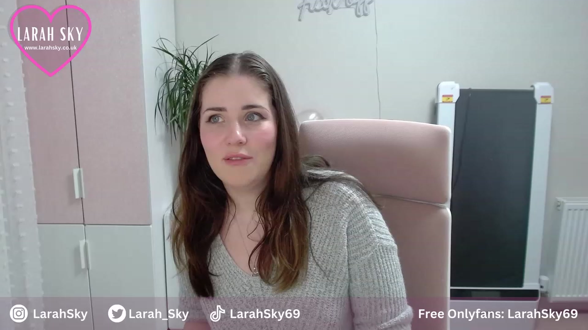 Gallery image thumbnail from Larah_Sky's myfreecams stream on, 06/30/2023, 20:33 image 15 of 20