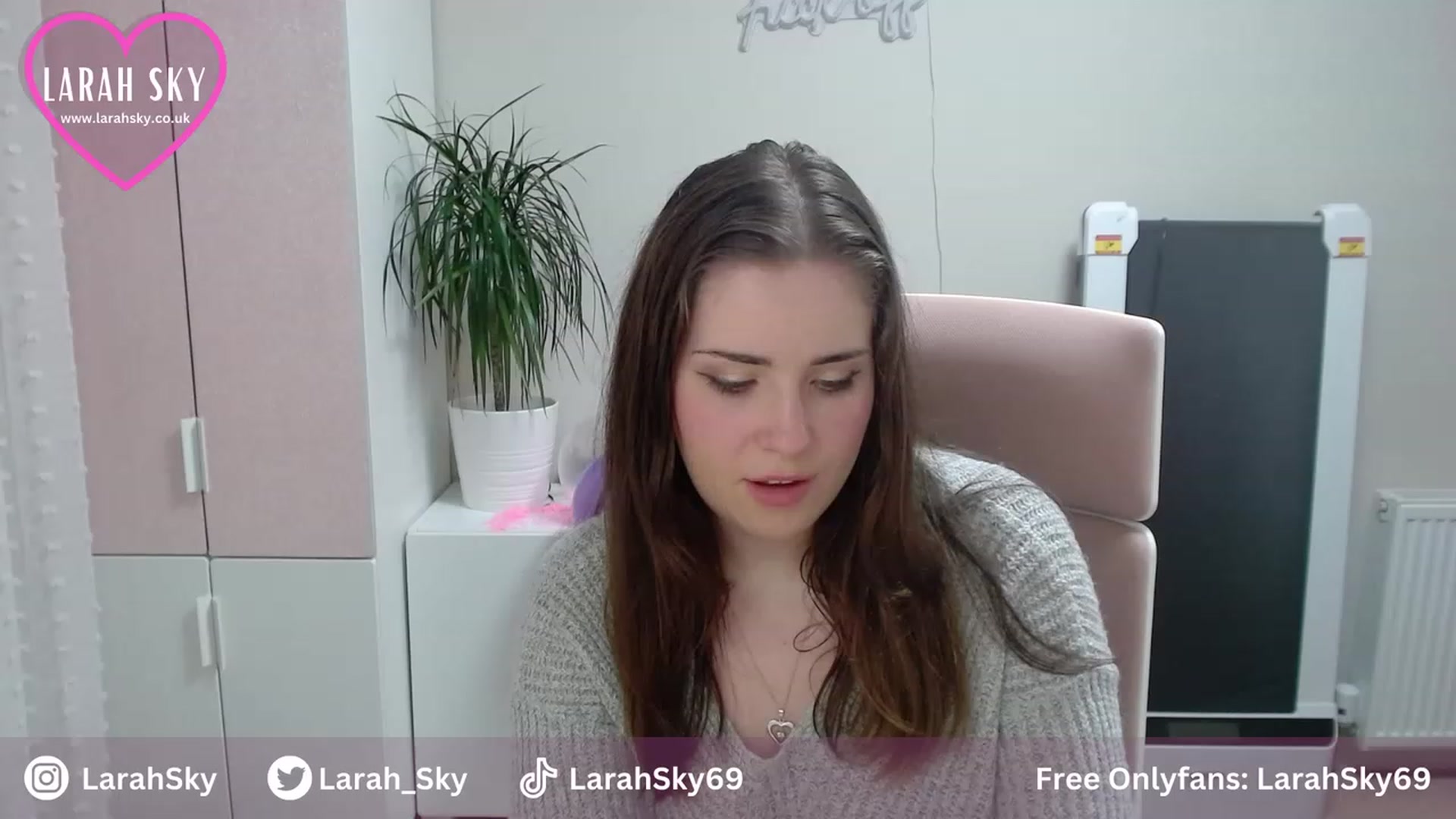 Gallery image thumbnail from Larah_Sky's myfreecams stream on, 06/30/2023, 20:33 image 19 of 20