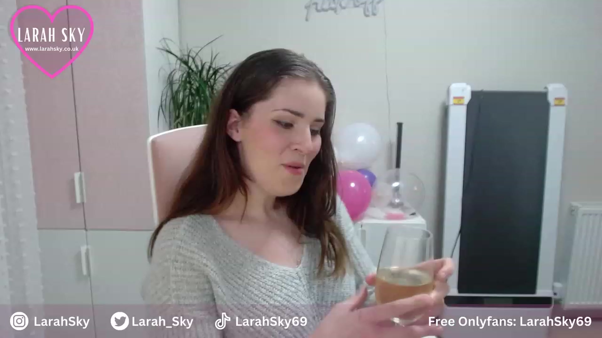 Gallery image thumbnail from Larah_Sky's myfreecams stream on, 06/30/2023, 20:33 image 10 of 20