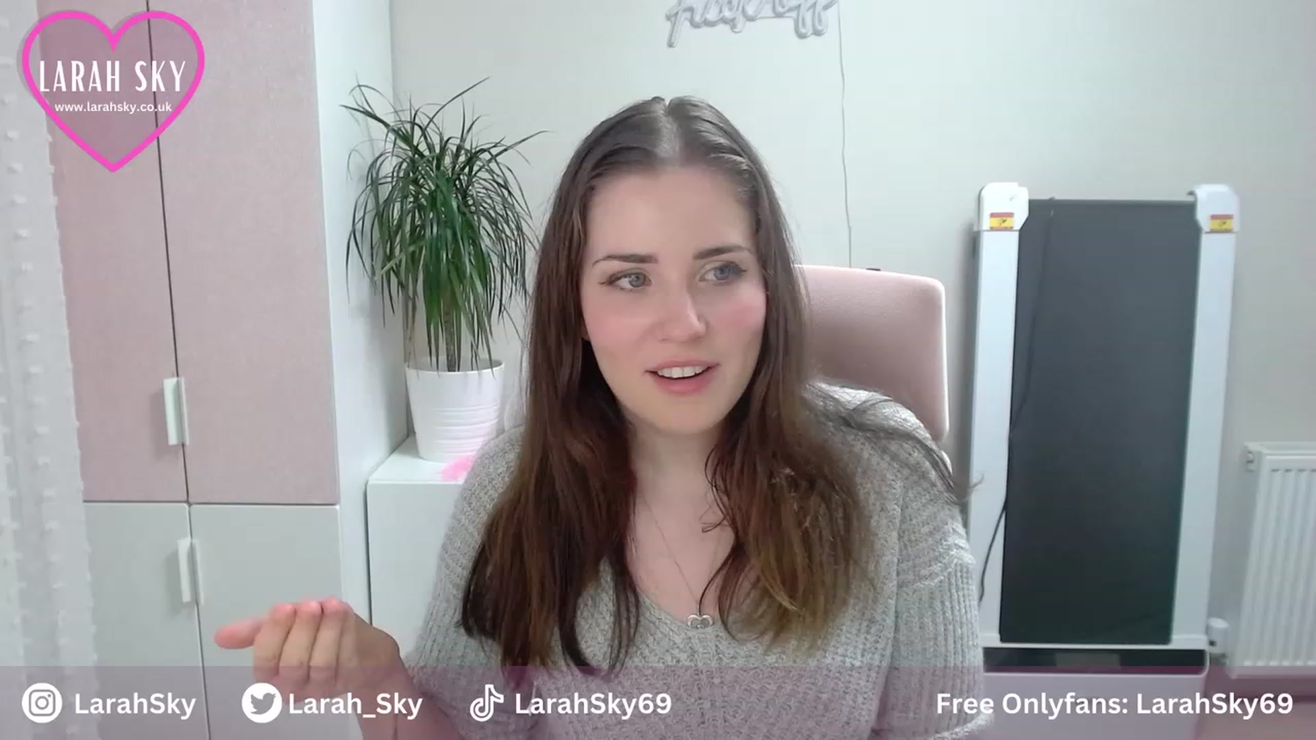Gallery image thumbnail from Larah_Sky's myfreecams stream on, 06/30/2023, 20:33 image 17 of 20