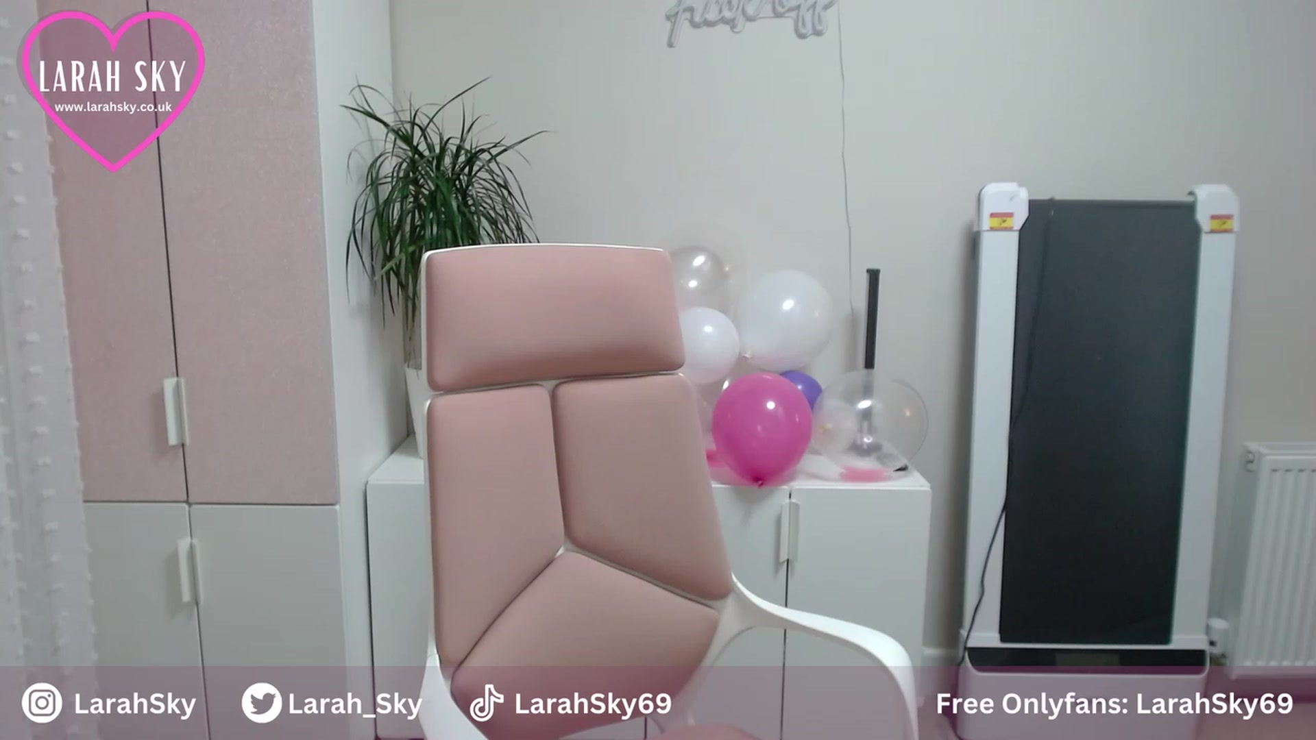 Gallery image thumbnail from Larah_Sky's myfreecams stream on, 06/30/2023, 20:33 image 9 of 20