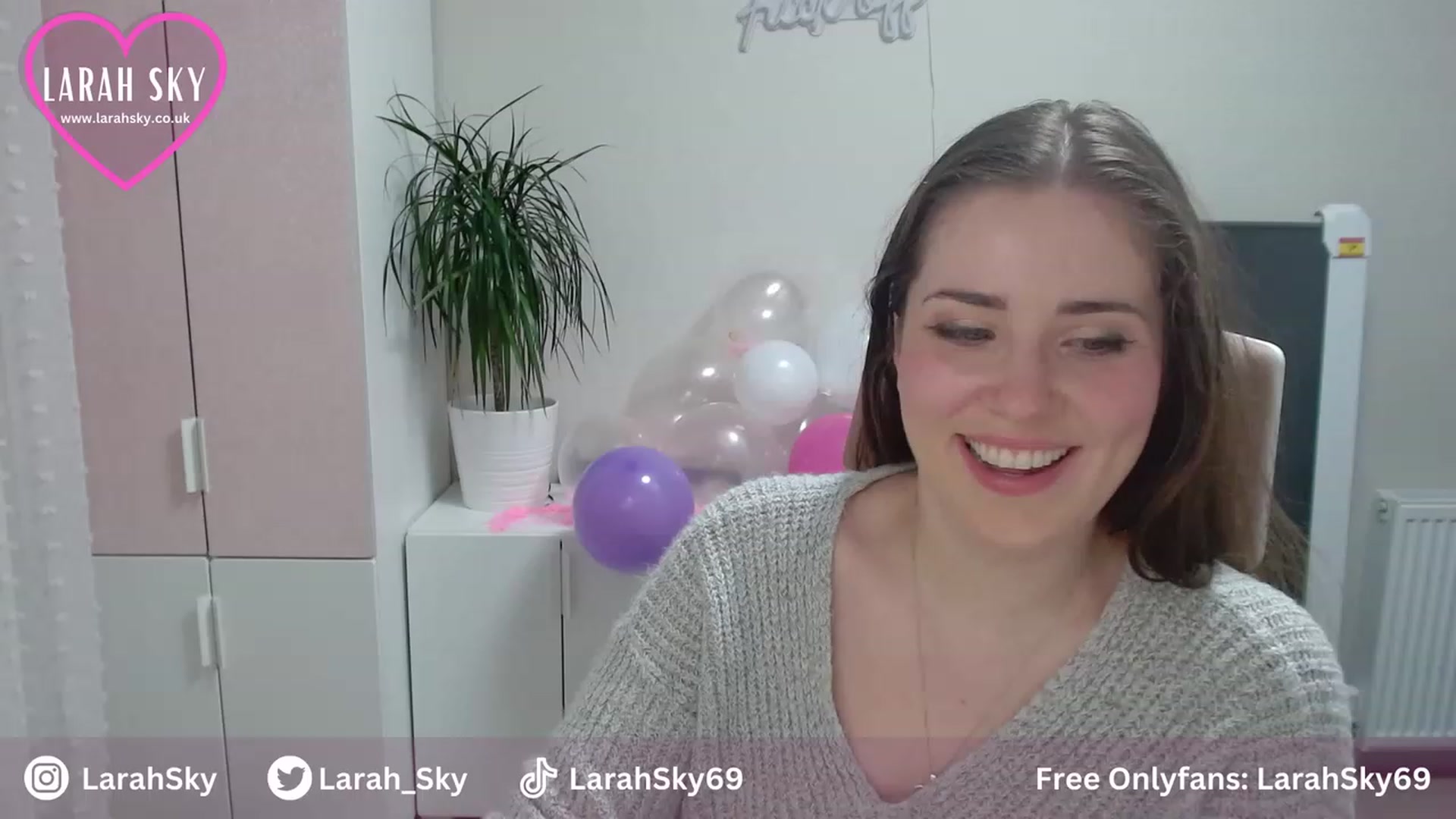 Gallery image thumbnail from Larah_Sky's myfreecams stream on, 06/30/2023, 20:33 image 7 of 20