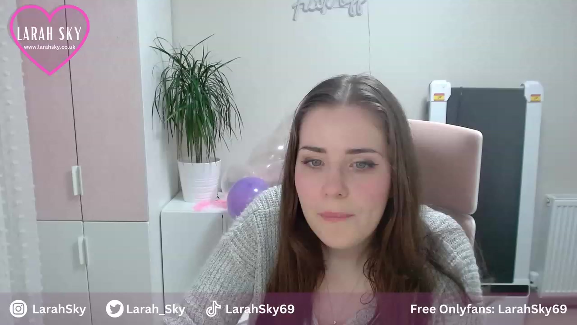 Gallery image thumbnail from Larah_Sky's myfreecams stream on, 06/30/2023, 20:33 image 18 of 20