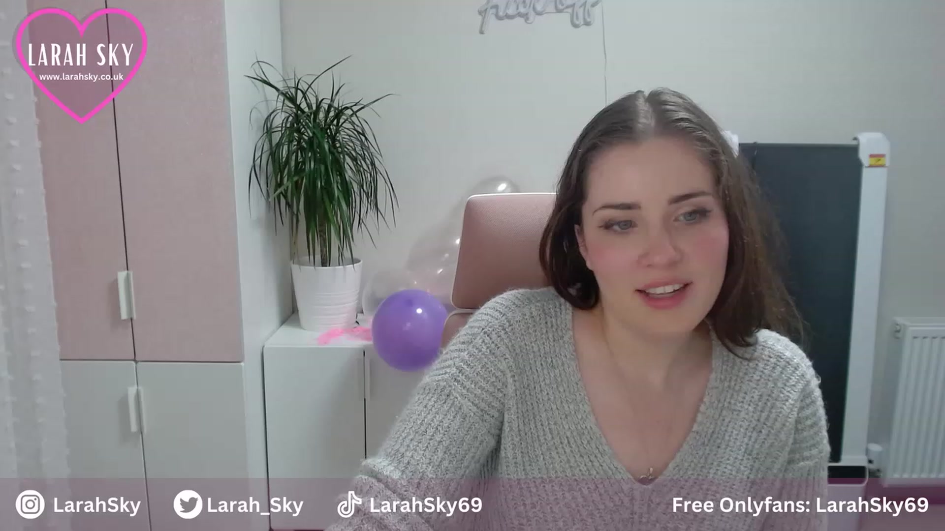 Gallery image thumbnail from Larah_Sky's myfreecams stream on, 06/30/2023, 20:33 image 8 of 20