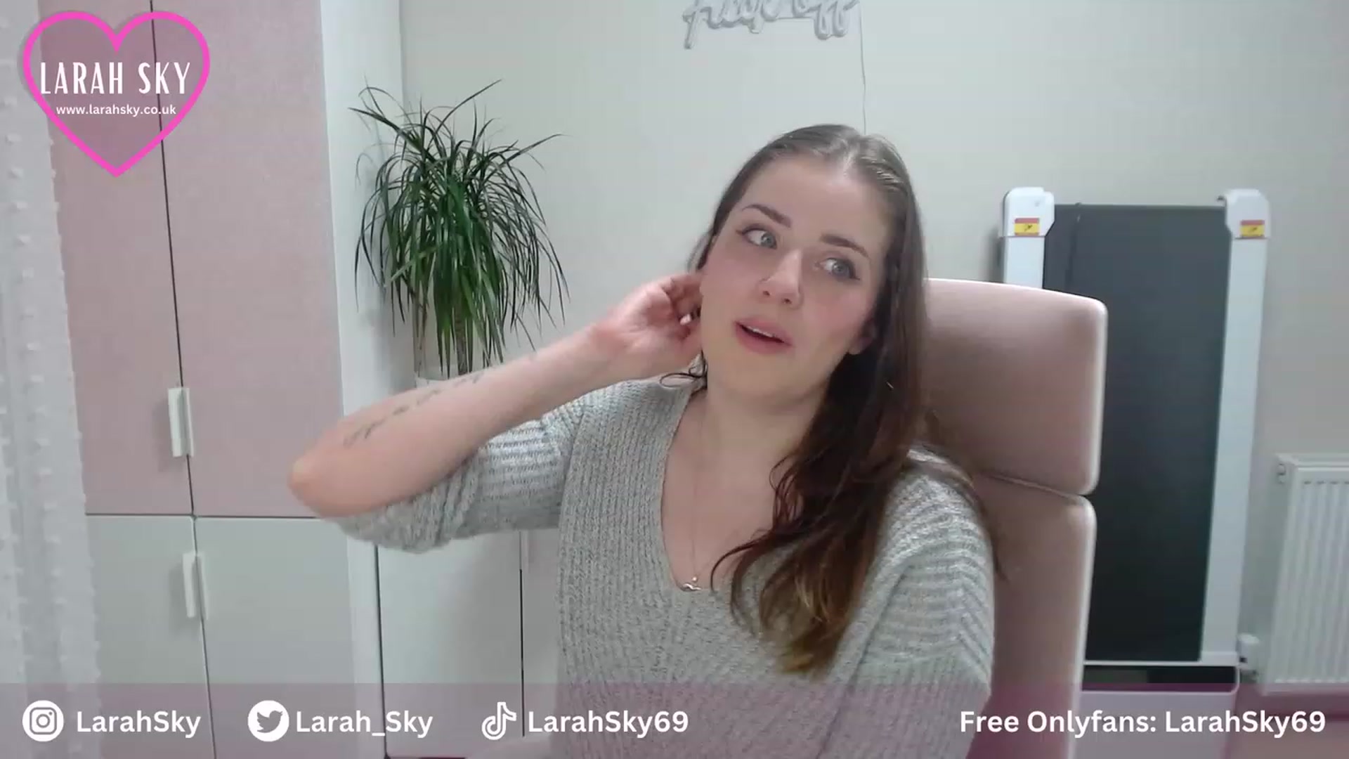 Gallery image thumbnail from Larah_Sky's myfreecams stream on, 06/30/2023, 20:33 image 12 of 20