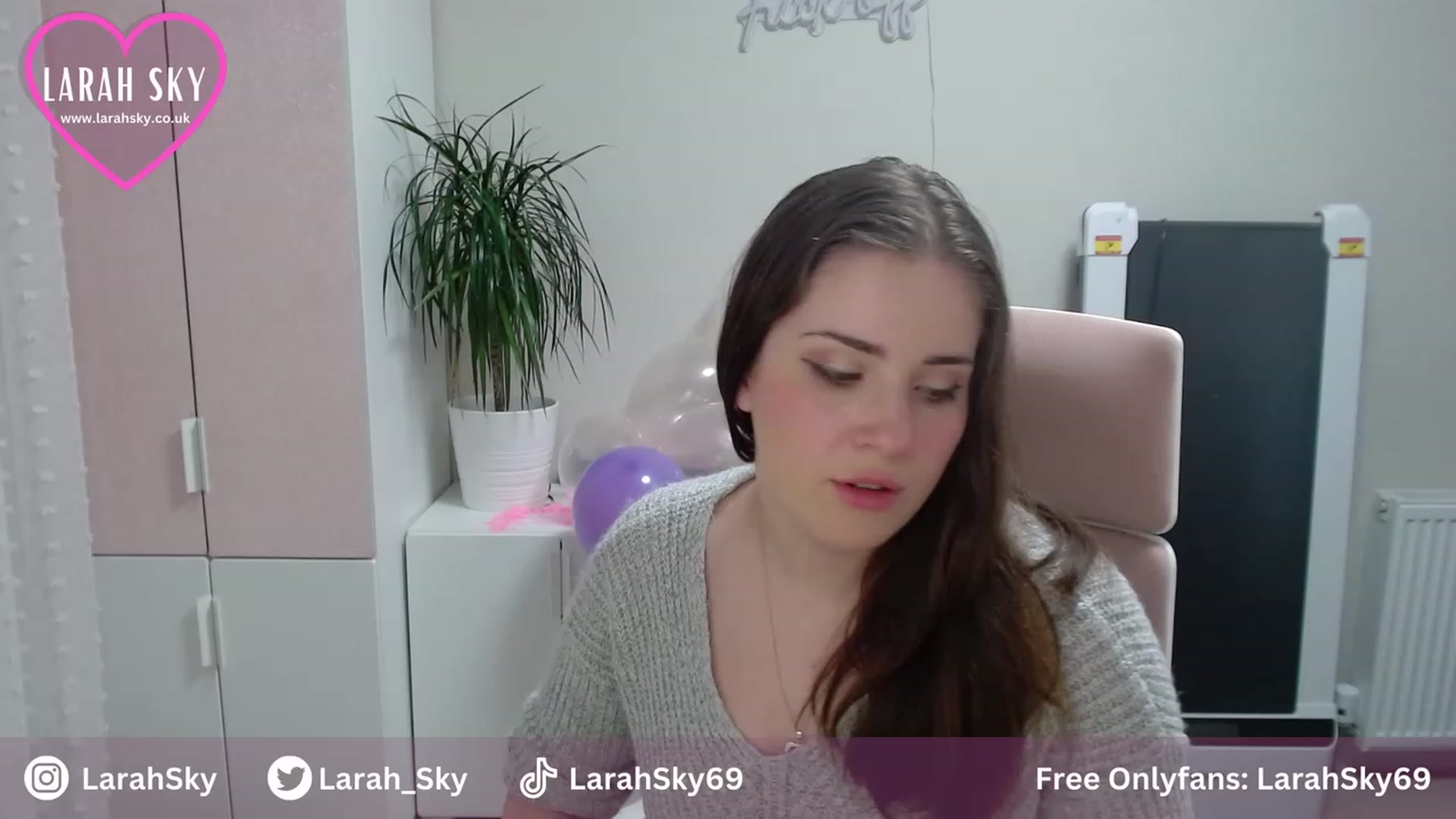 Gallery image thumbnail from Larah_Sky's myfreecams stream on, 06/30/2023, 20:33 image 5 of 20