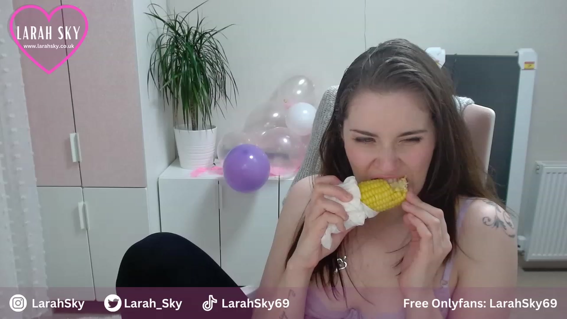 Gallery image thumbnail from Larah_Sky's myfreecams stream on, 06/30/2023, 23:39 image 13 of 20