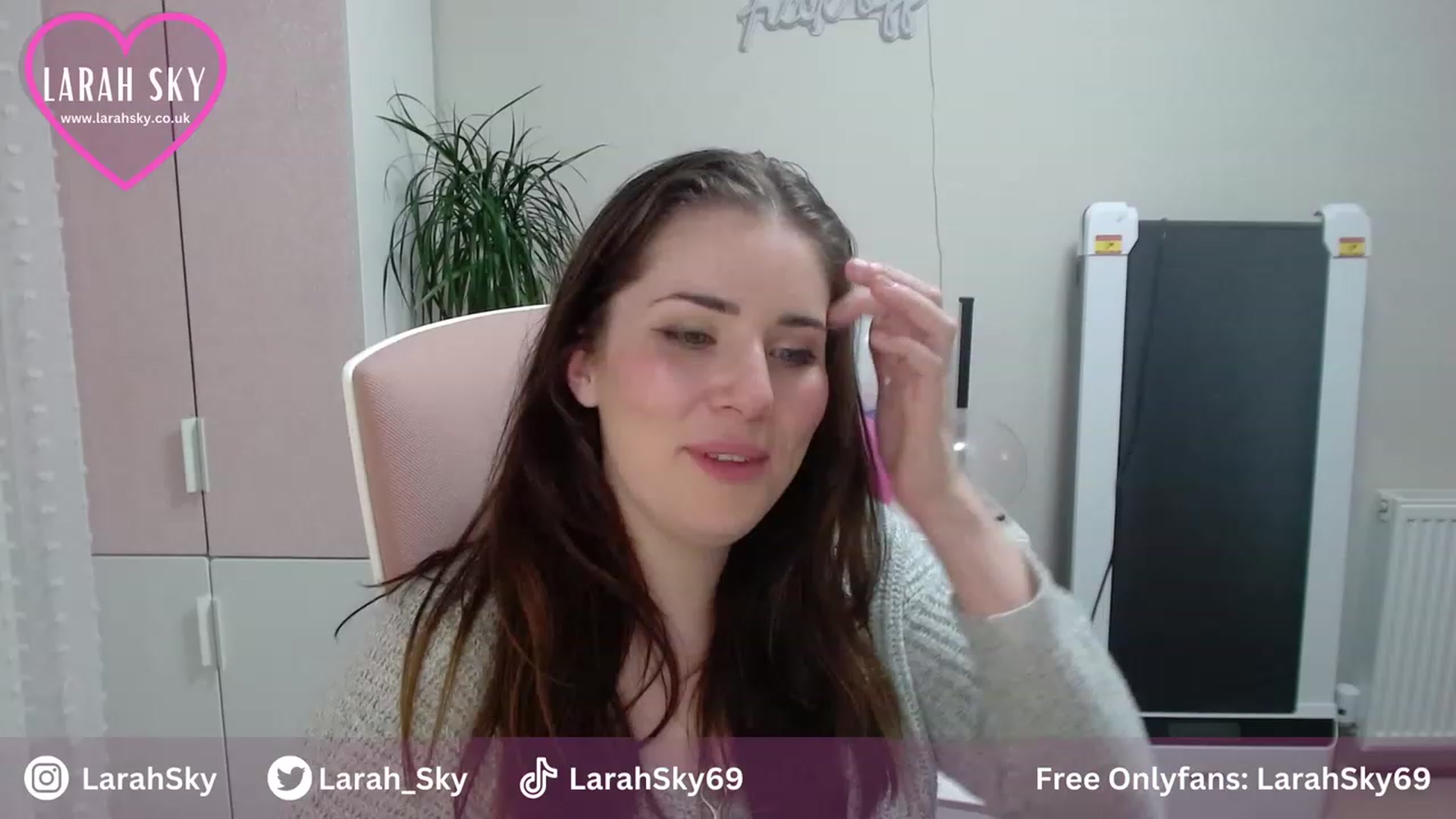 Gallery image thumbnail from Larah_Sky's myfreecams stream on, 06/30/2023, 23:39 image 1 of 20