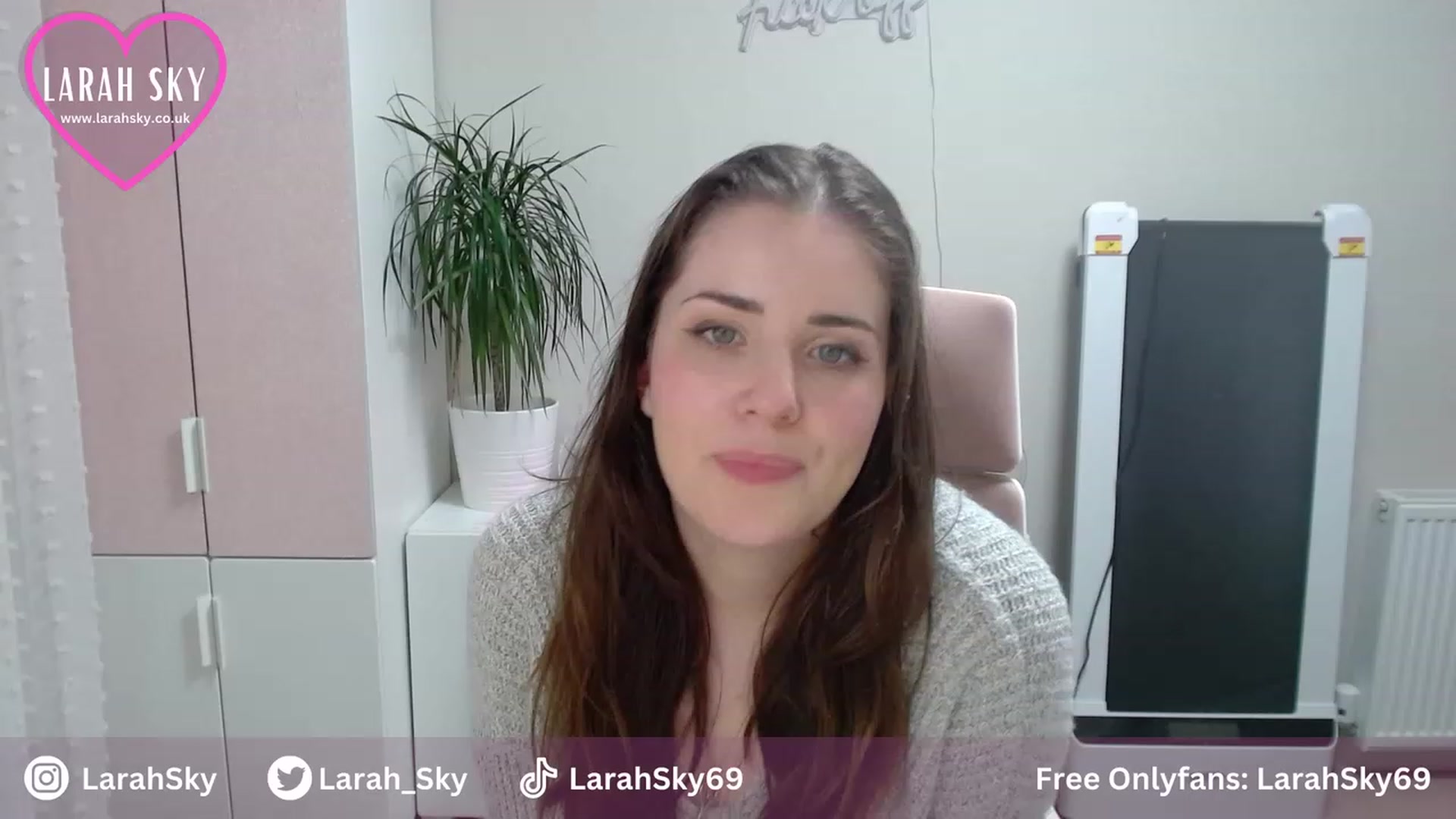 Gallery image thumbnail from Larah_Sky's myfreecams stream on, 06/30/2023, 23:39 image 2 of 20